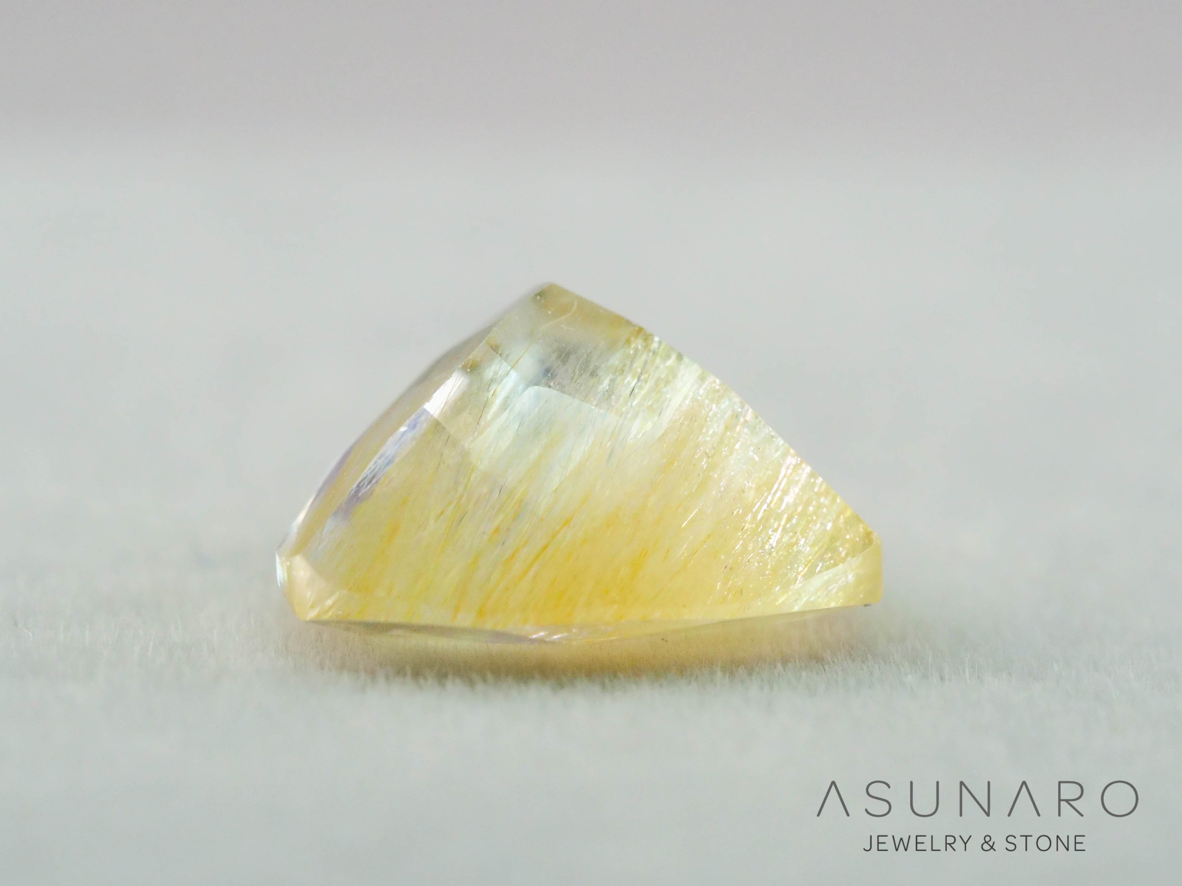ルチルイントパーズ 　トリリアントカット　ブラジル産　3.40ct　【260407-3325】