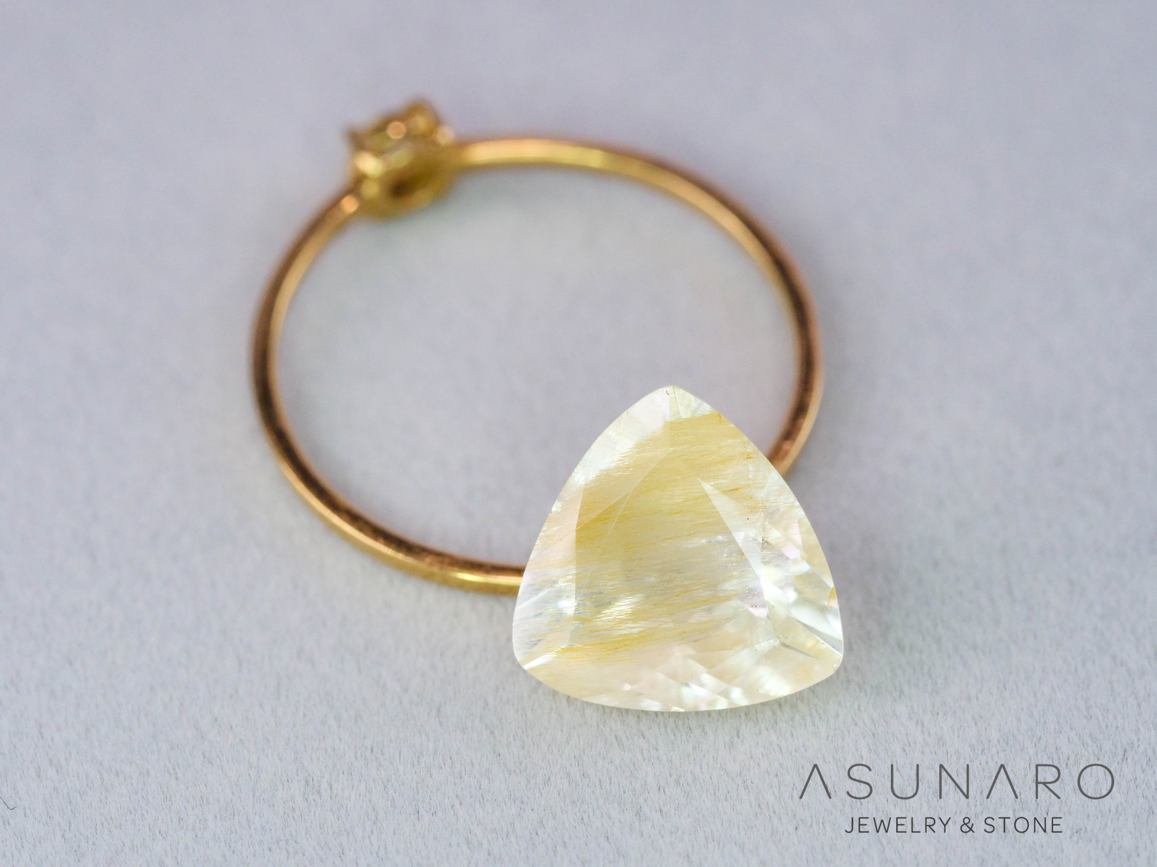 ルチルイントパーズ 　トリリアントカット　ブラジル産　3.40ct　【260407-3325】