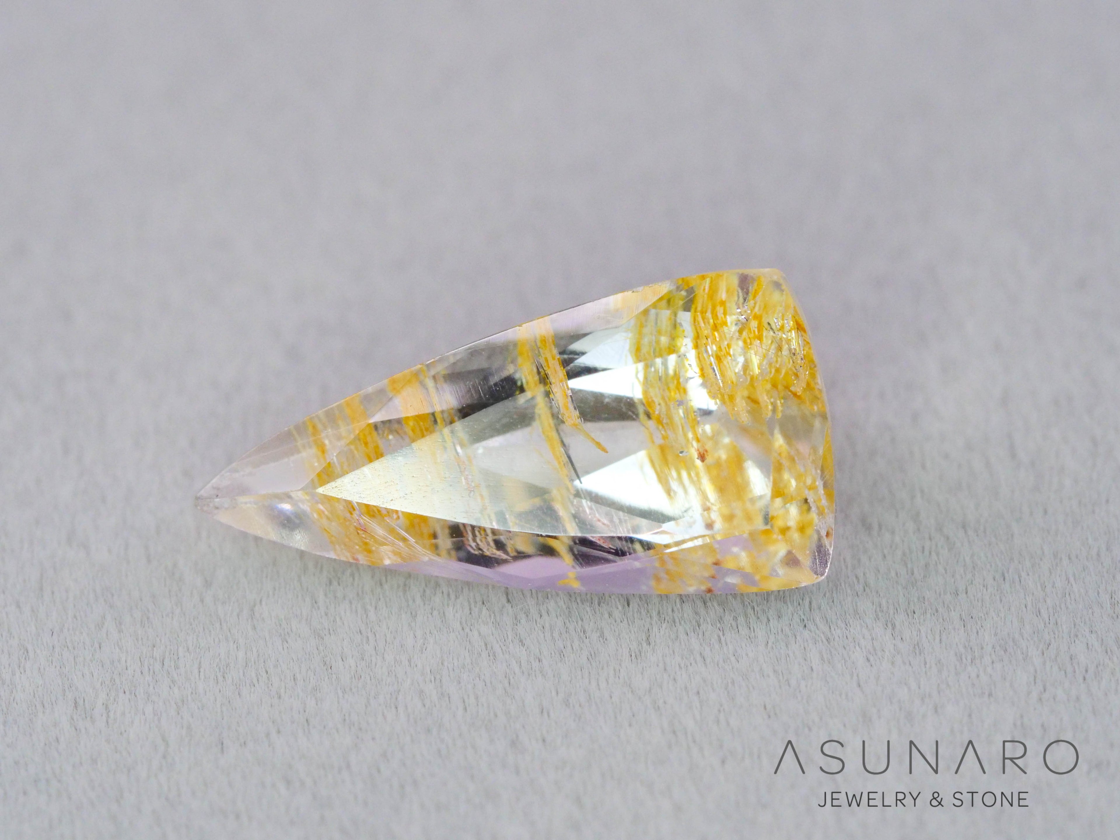 ルチルイントパーズ 　トリリアントカット　ブラジル産　3.73ct　【260407-3326】