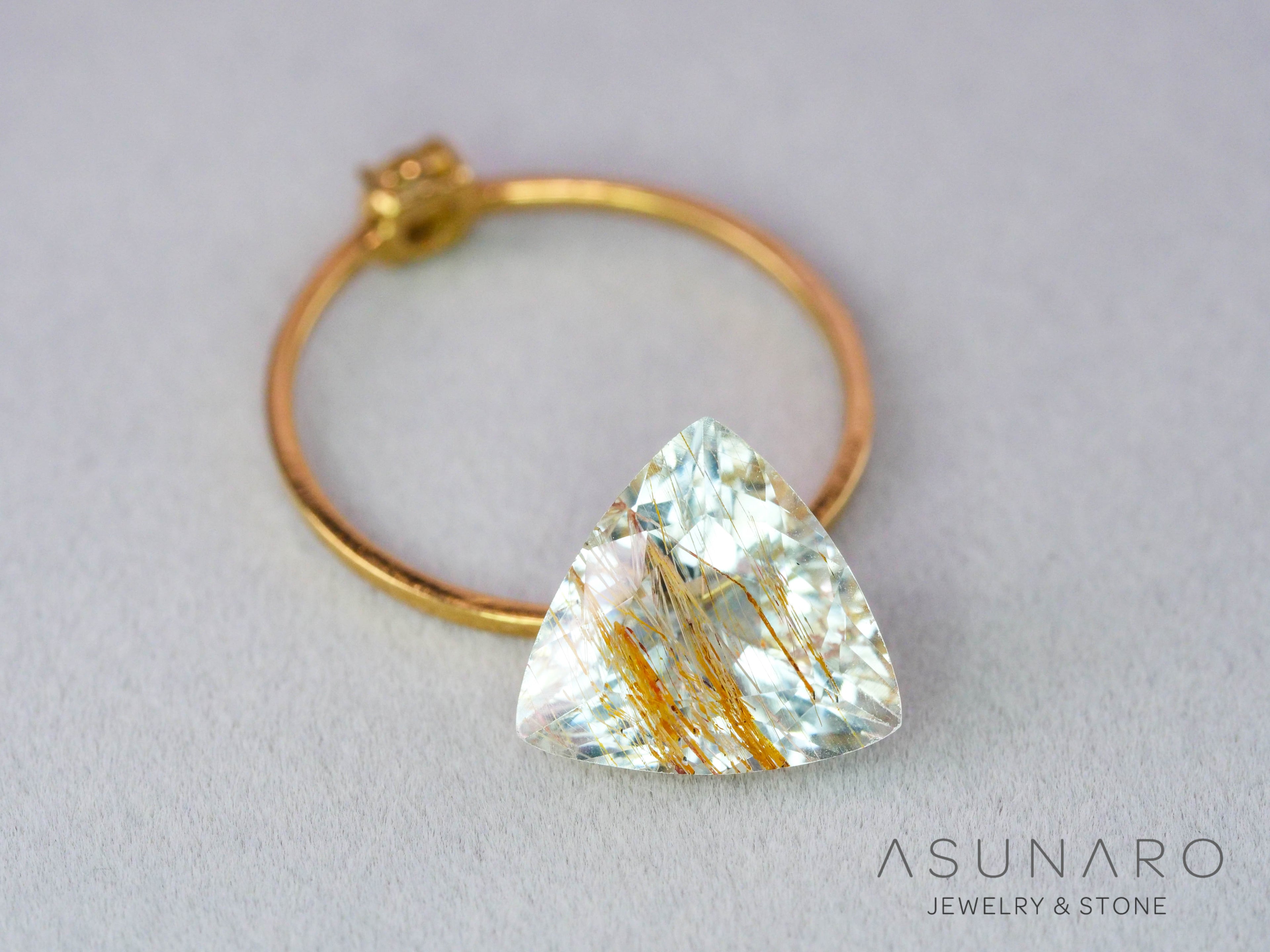 ルチルイントパーズ 　トリリアントカット　ブラジル産　4.10ct　【260407-3327】