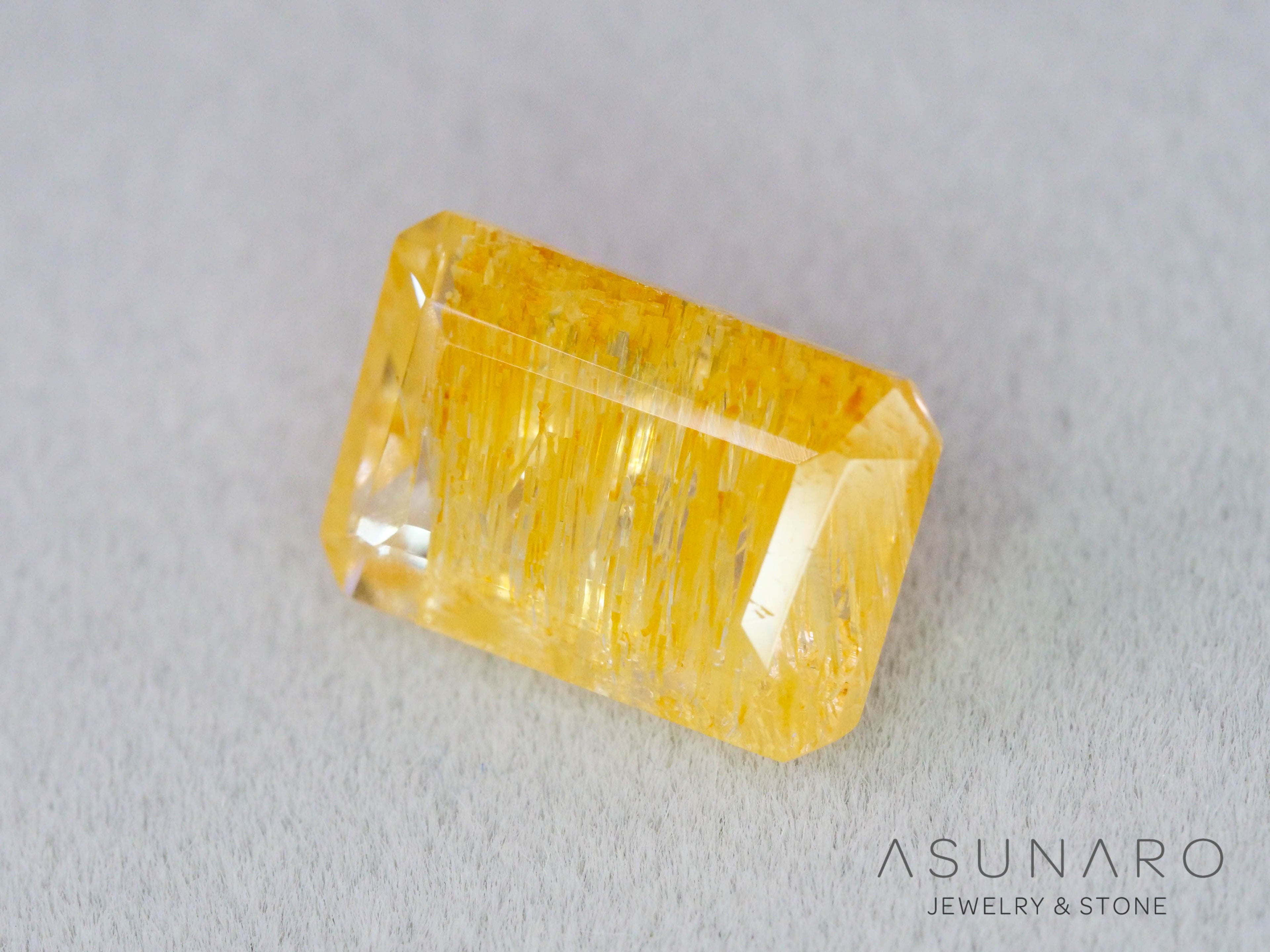 ルチルイントパーズ 　エメラルドカット　ブラジル産　2.70ct　【260407-3332】
