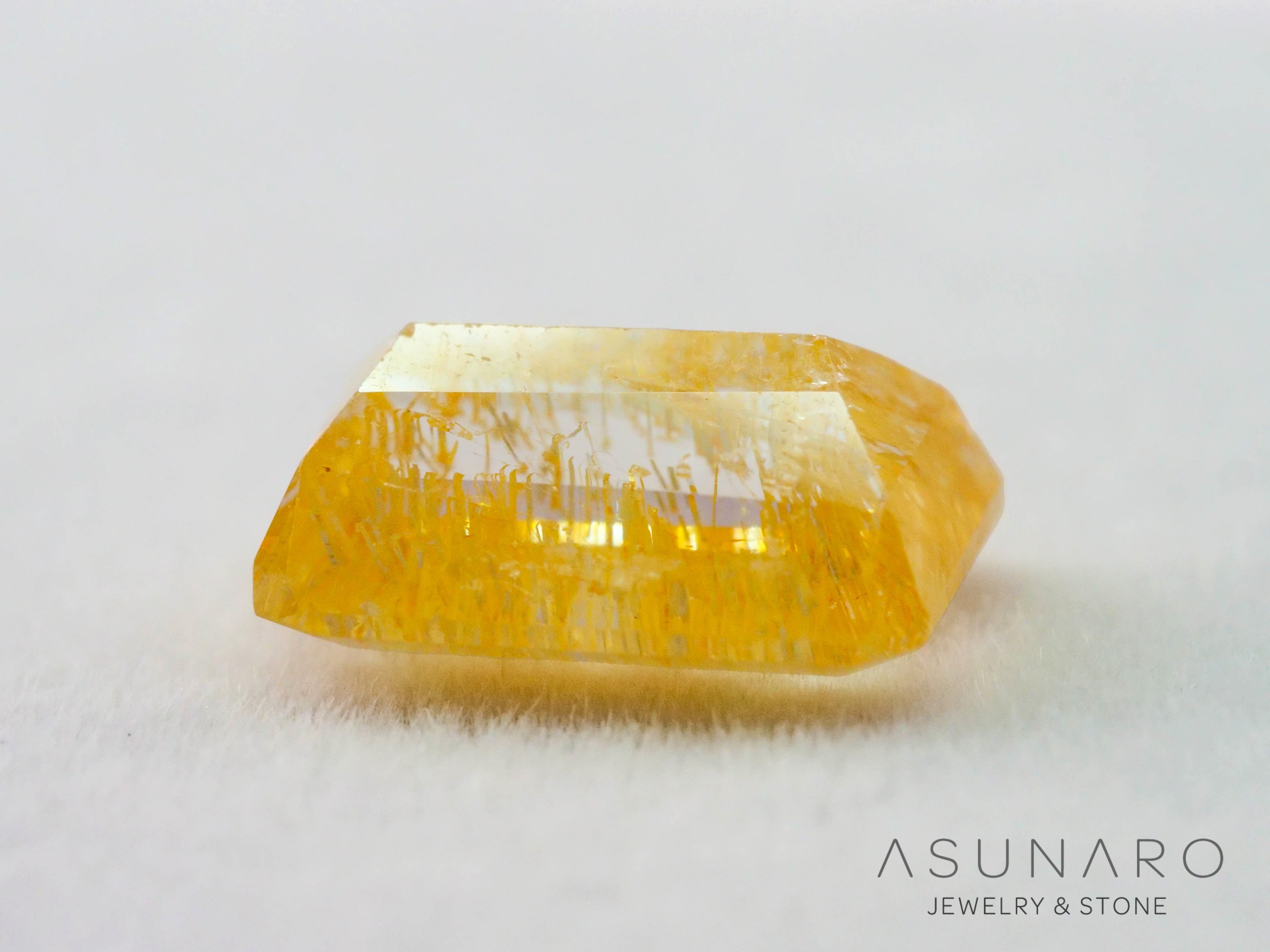 ルチルイントパーズ 　エメラルドカット　ブラジル産　2.70ct　【260407-3332】