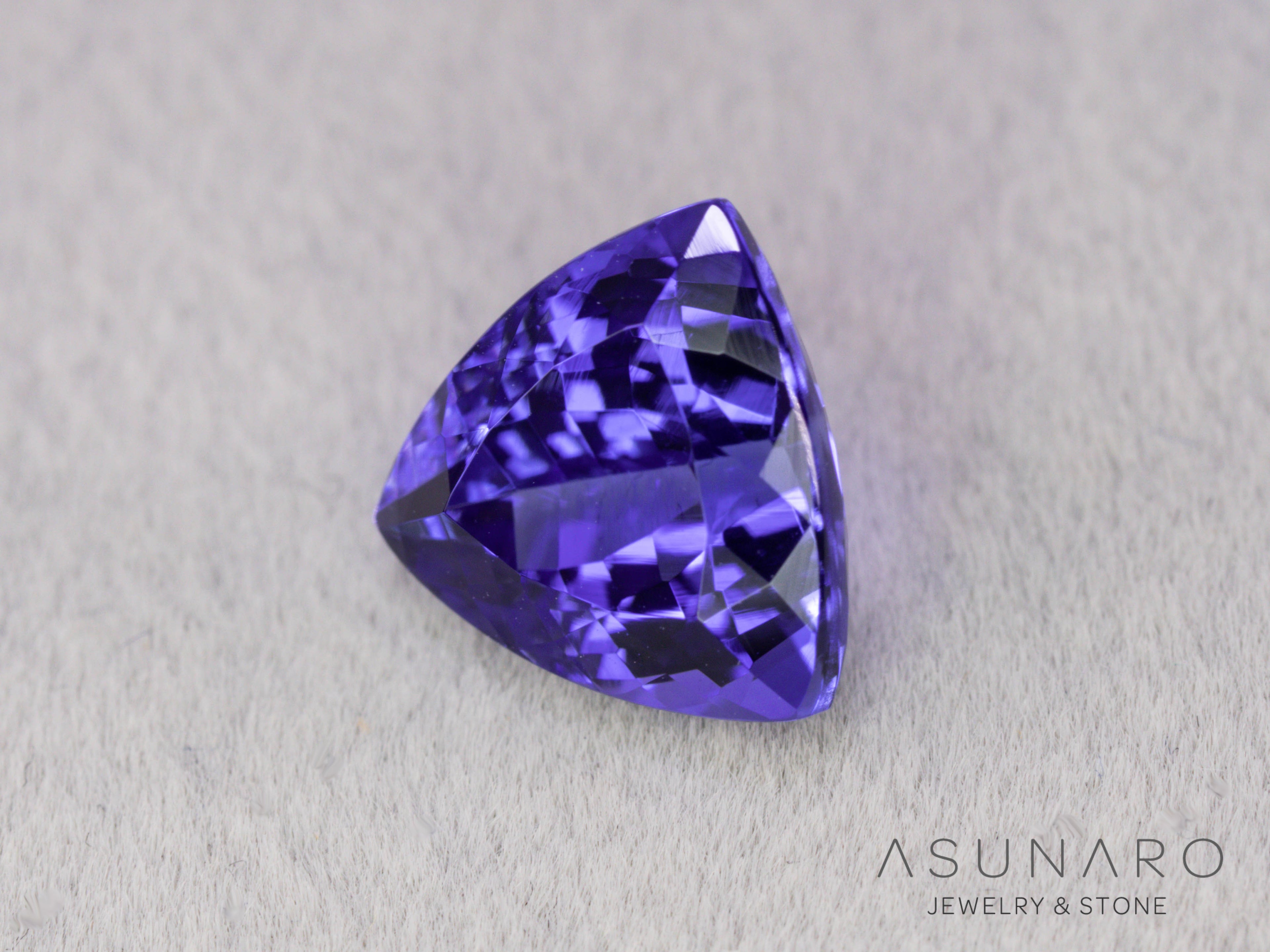 タンザナイト　トリリアントカット　タンザニア産　3.30ct　日独【260703-3370】
