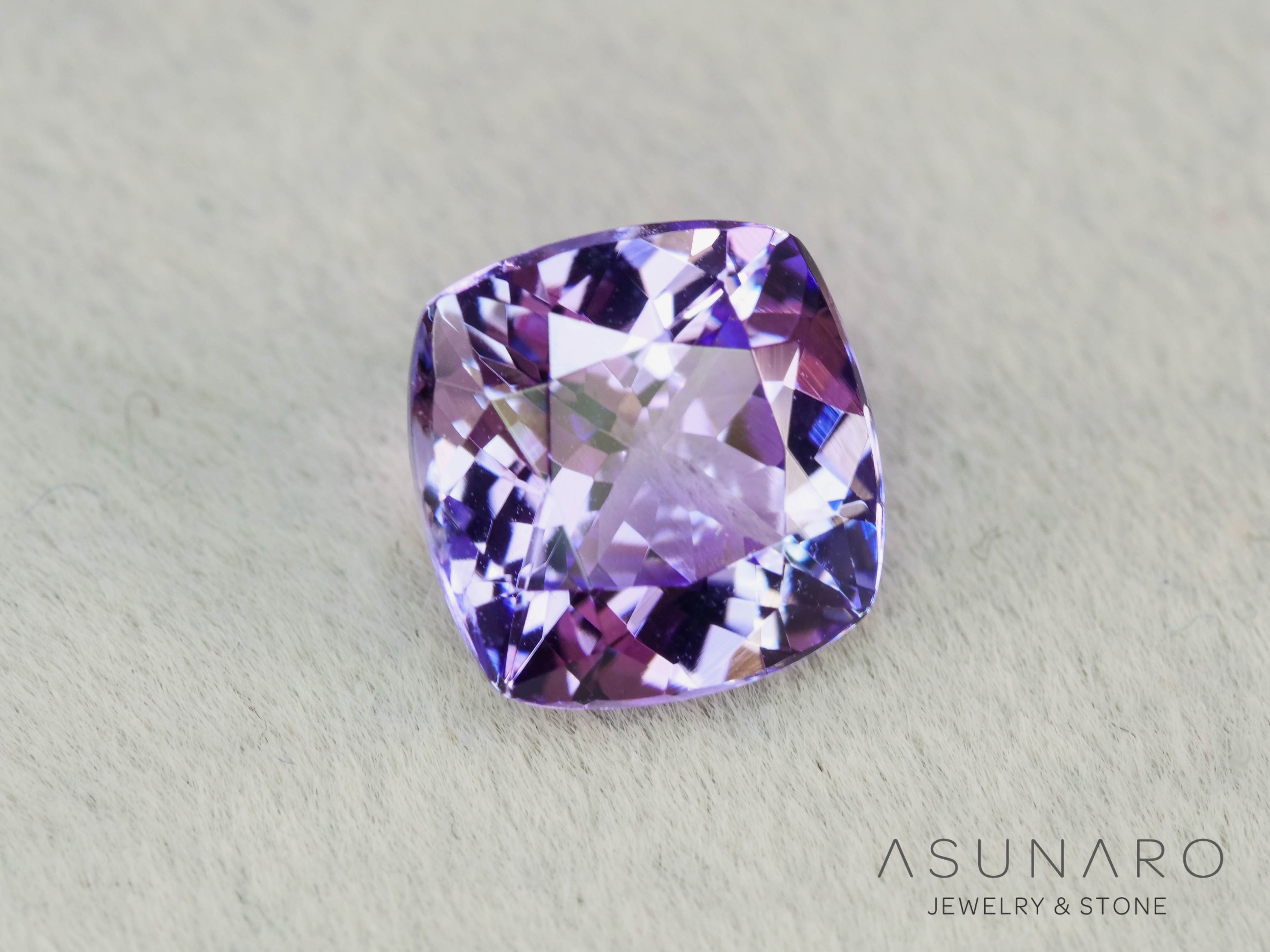ピンクゾイサイト　クッションカット　タンザニア産　2.46ct【260703-3372】