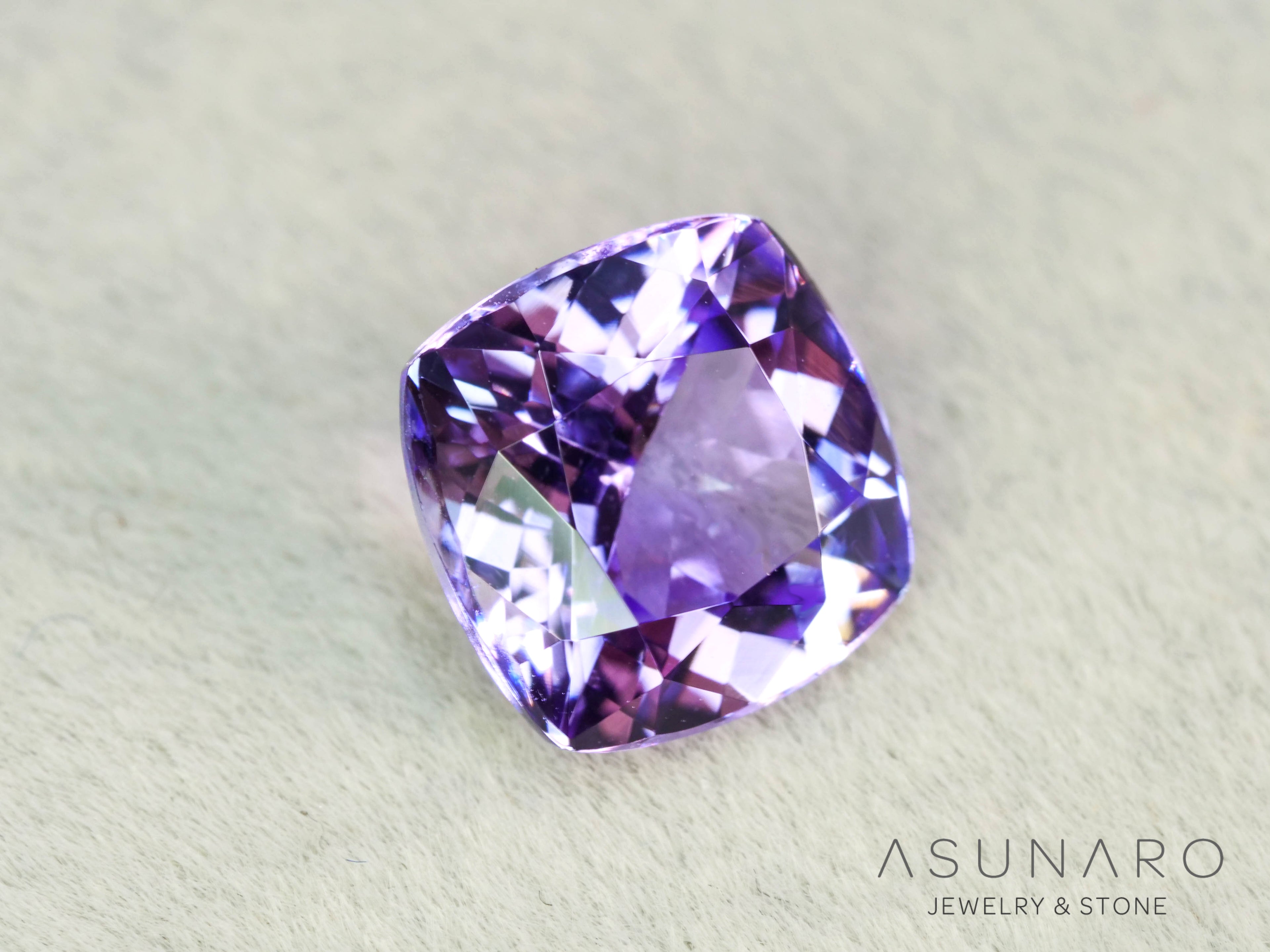 ピンクゾイサイト　クッションカット　タンザニア産　2.46ct【260703-3372】