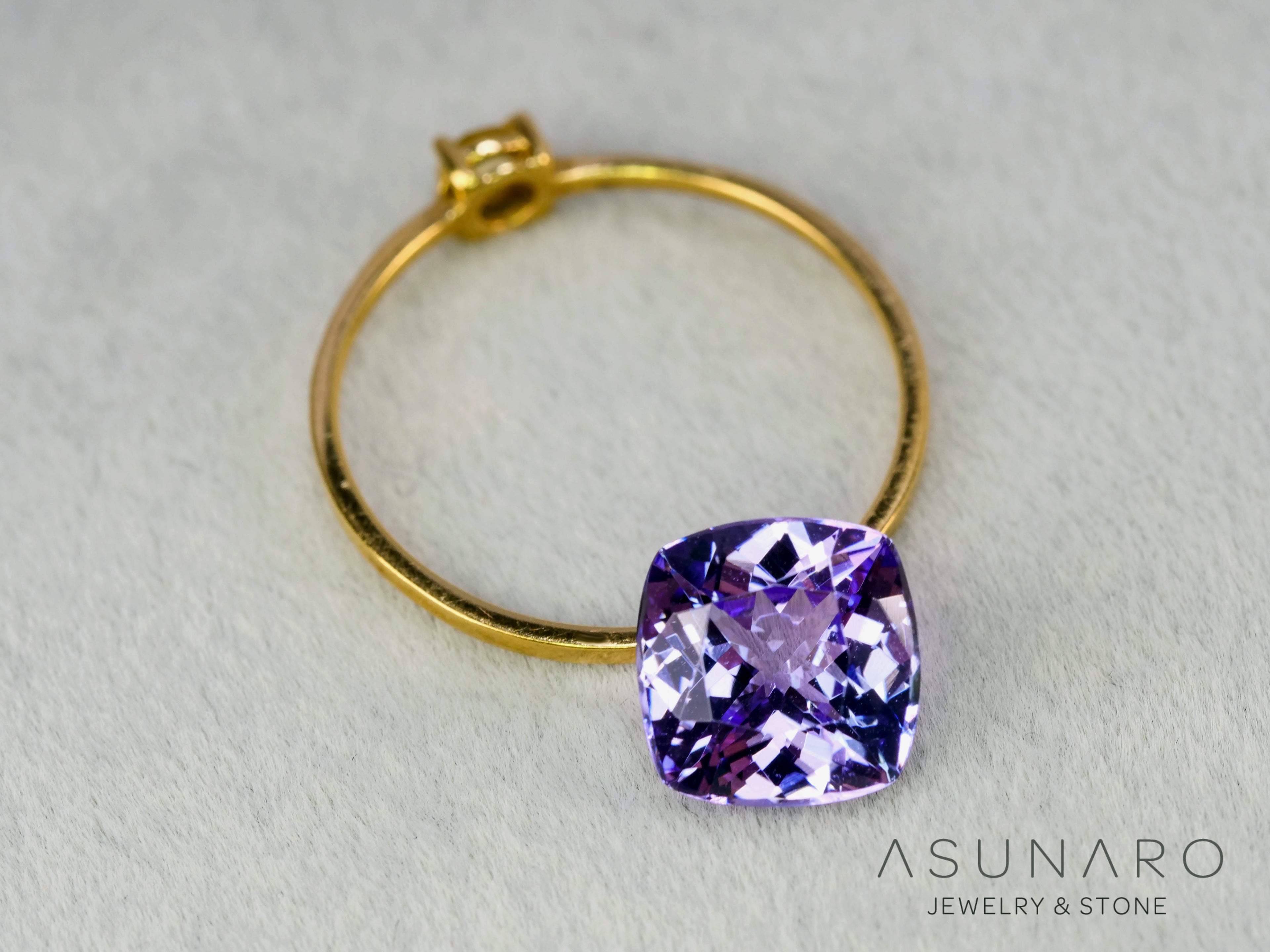 ピンクゾイサイト　クッションカット　タンザニア産　2.46ct【260703-3372】