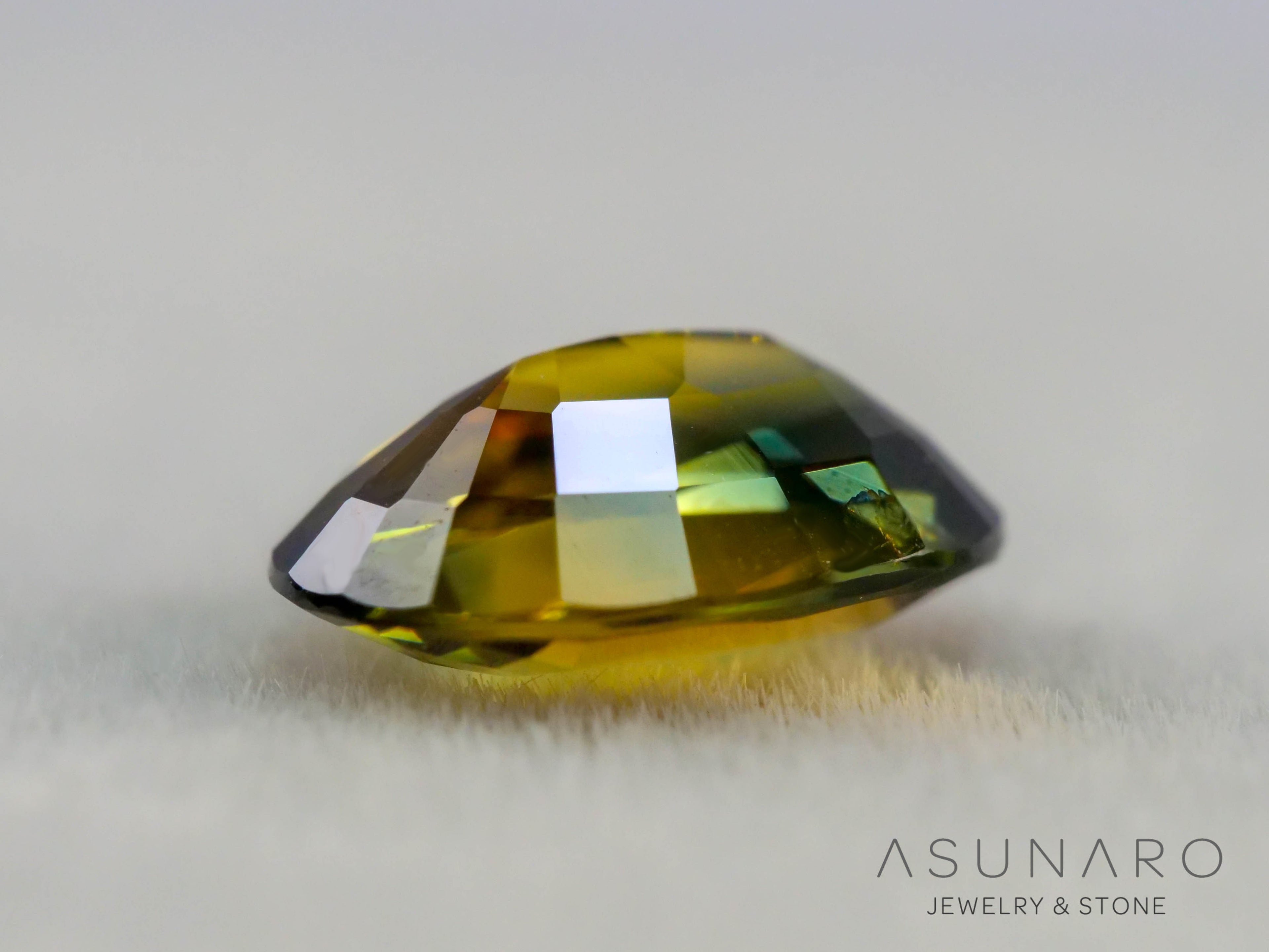 バイカラーサファイア　オーバルカット　スリランカ産　1.12ct【260703-3360】