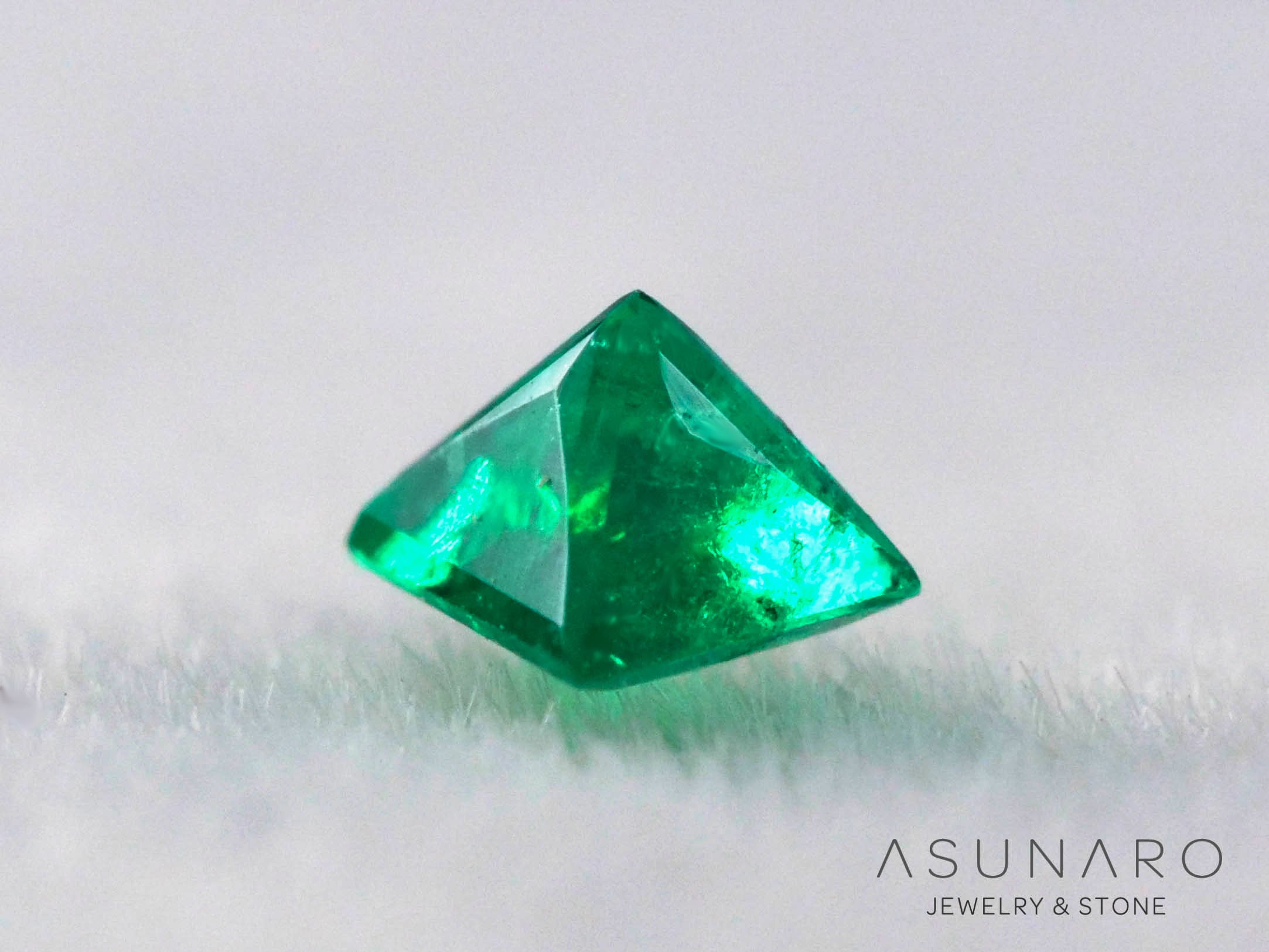 エメラルド　コロンビア産　プリンセスカット　0.08ct【240717-3389】