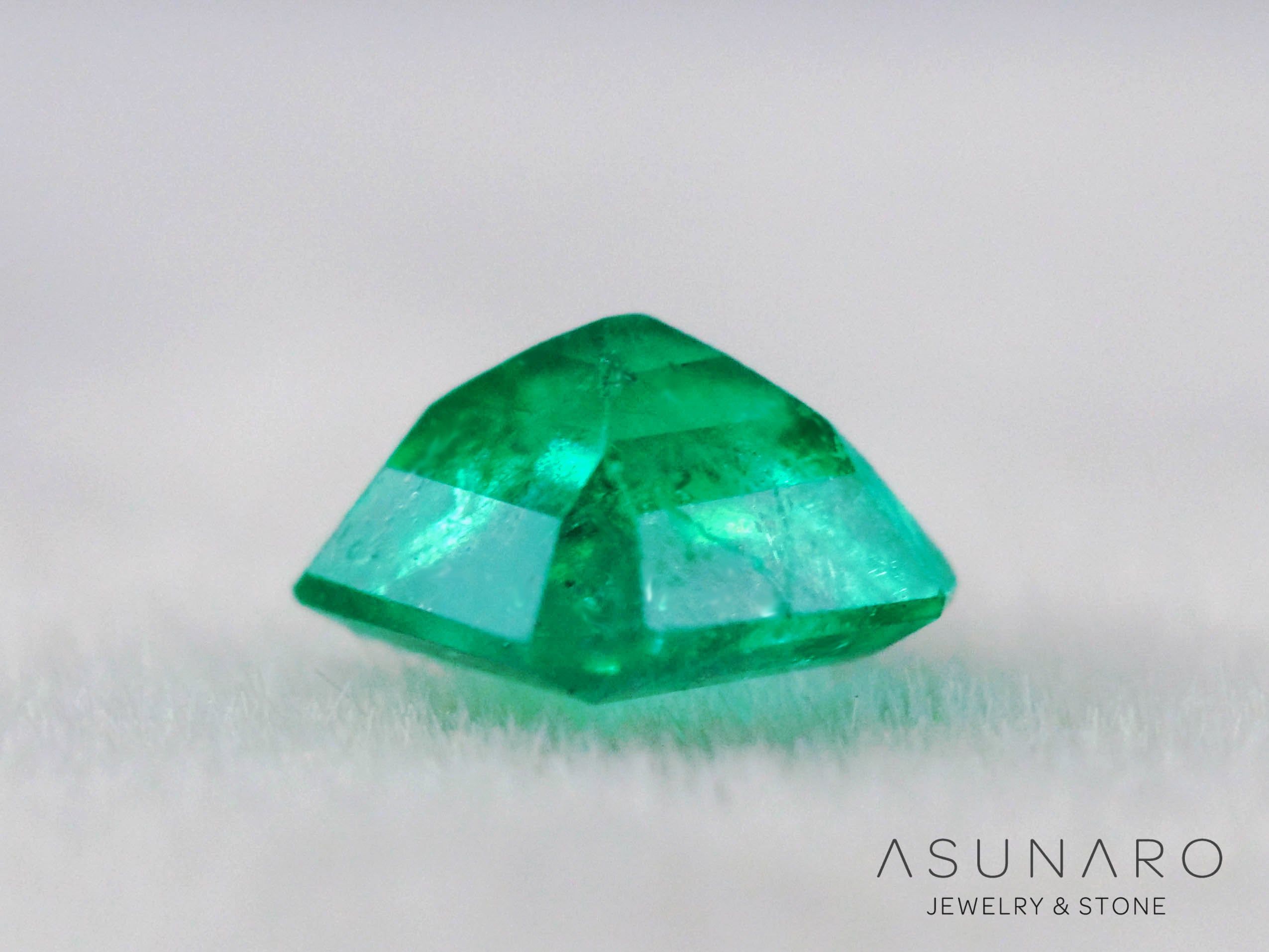 エメラルド　コロンビア産　エメラルドカット　0.19ct【240717-3390】