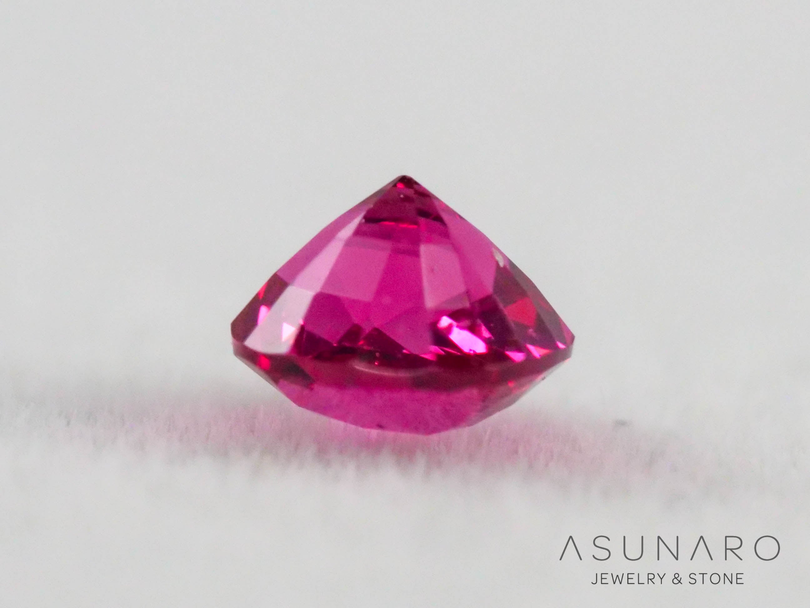 ジェダイスピネル 　クッションカット　ビルマ産　0.21ct　【260716-3441】