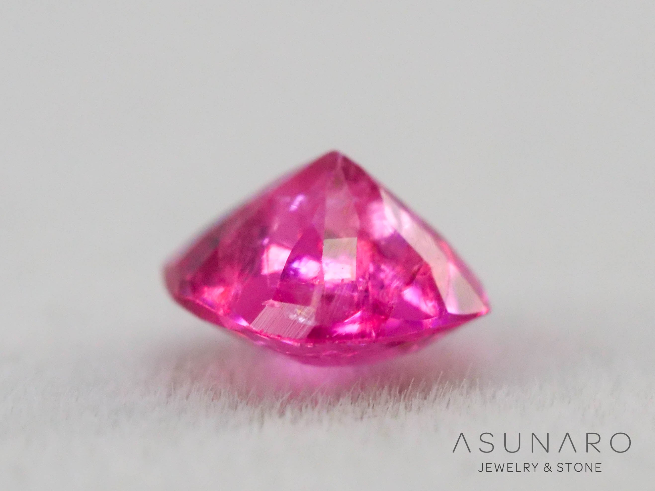 ジェダイスピネル 　クッションカット　ビルマ産　0.32ct　【260716-3444】