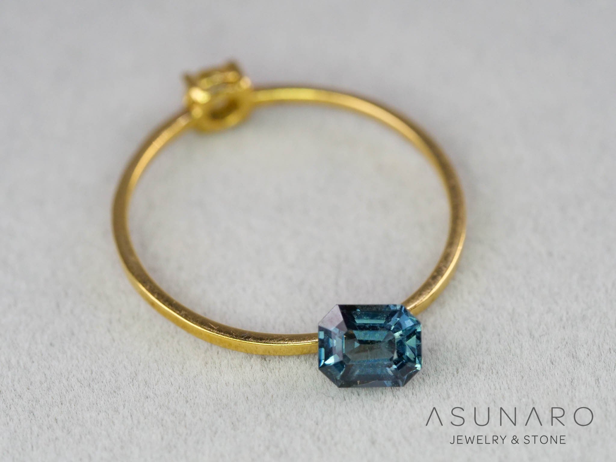 ティールブルースピネル 　エメラルドカット　スリランカ産　0.55ct　【260817-3456】