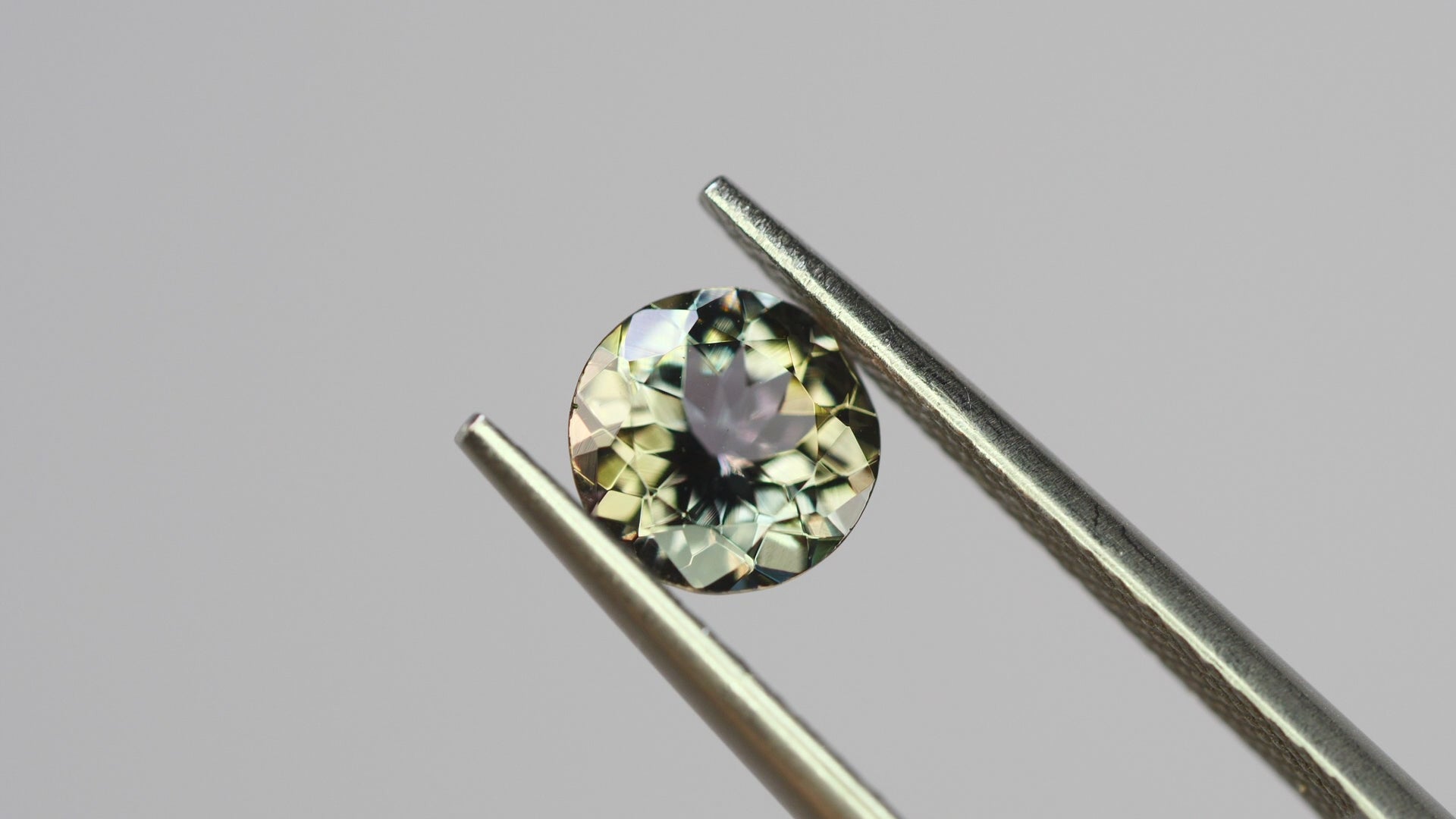 パーティーカラーゾイサイト（タンザナイト）ラウンドカット　タンザニア産　1.05ct【250825-3096】