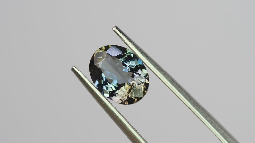 パーティーカラーゾイサイト（タンザナイト）オーバルカット　タンザニア産　1.33ct【250825-3095】