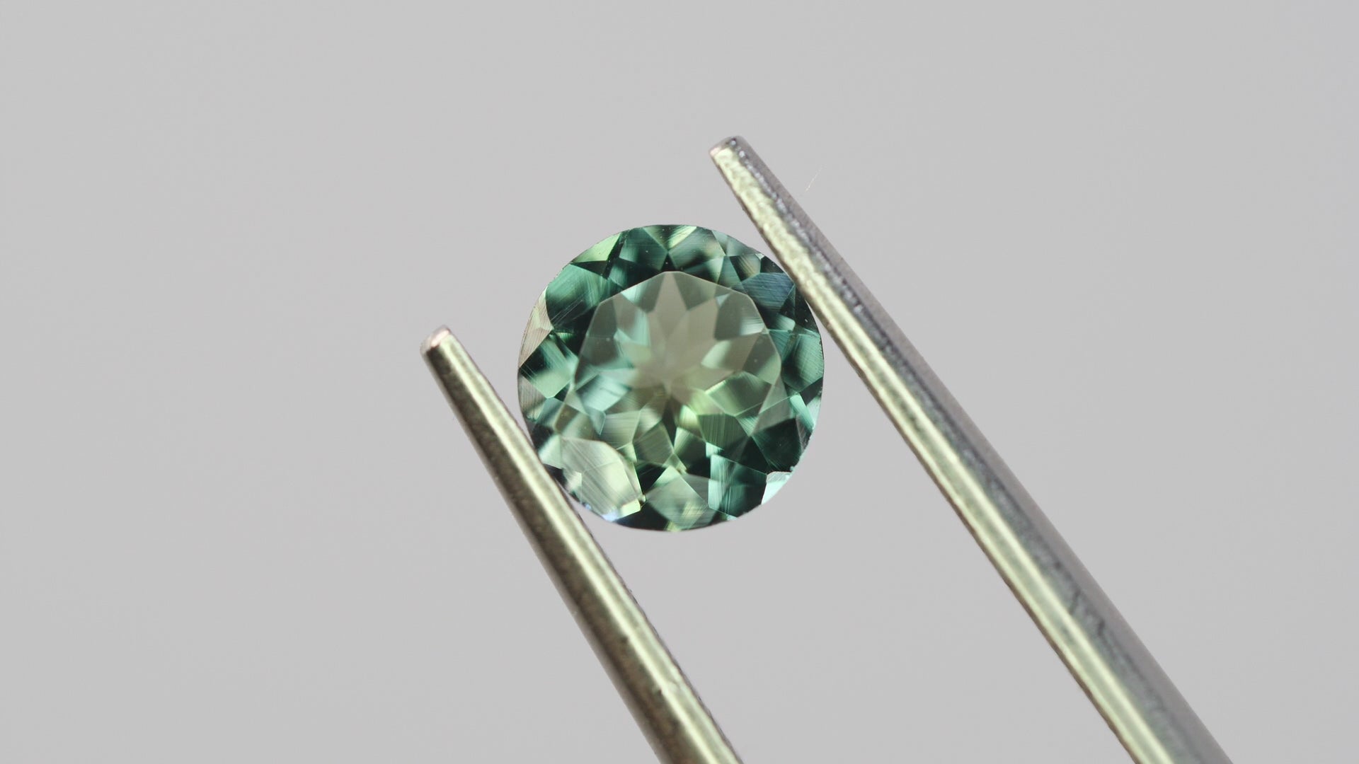 パーティーカラーゾイサイト（タンザナイト）ラウンドカット　タンザニア産　0.70ct【250825-3097】