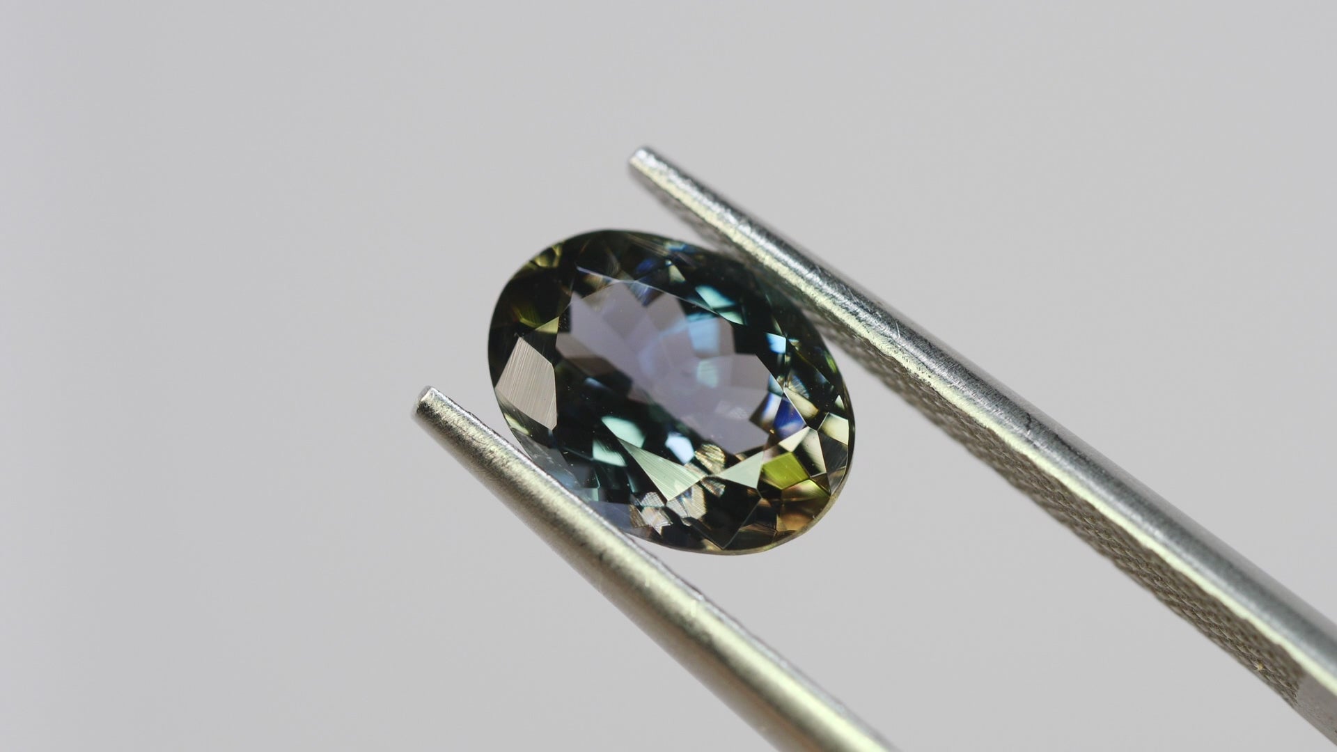 パーティーカラーゾイサイト（タンザナイト）オーバルカット　タンザニア産　1.54ct【250825-3094】