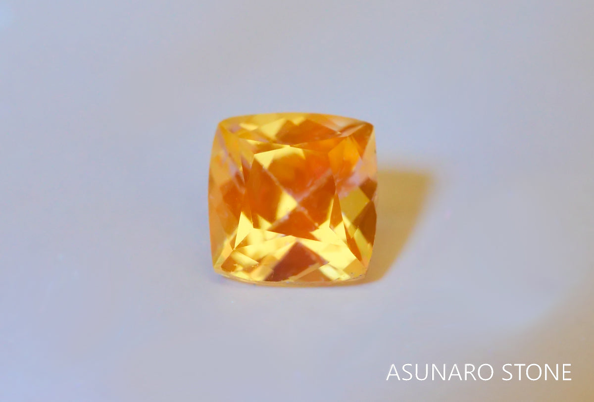 UVミントガーネット　タンザニア産　クッションカット　0.54ct　【220301-1380】