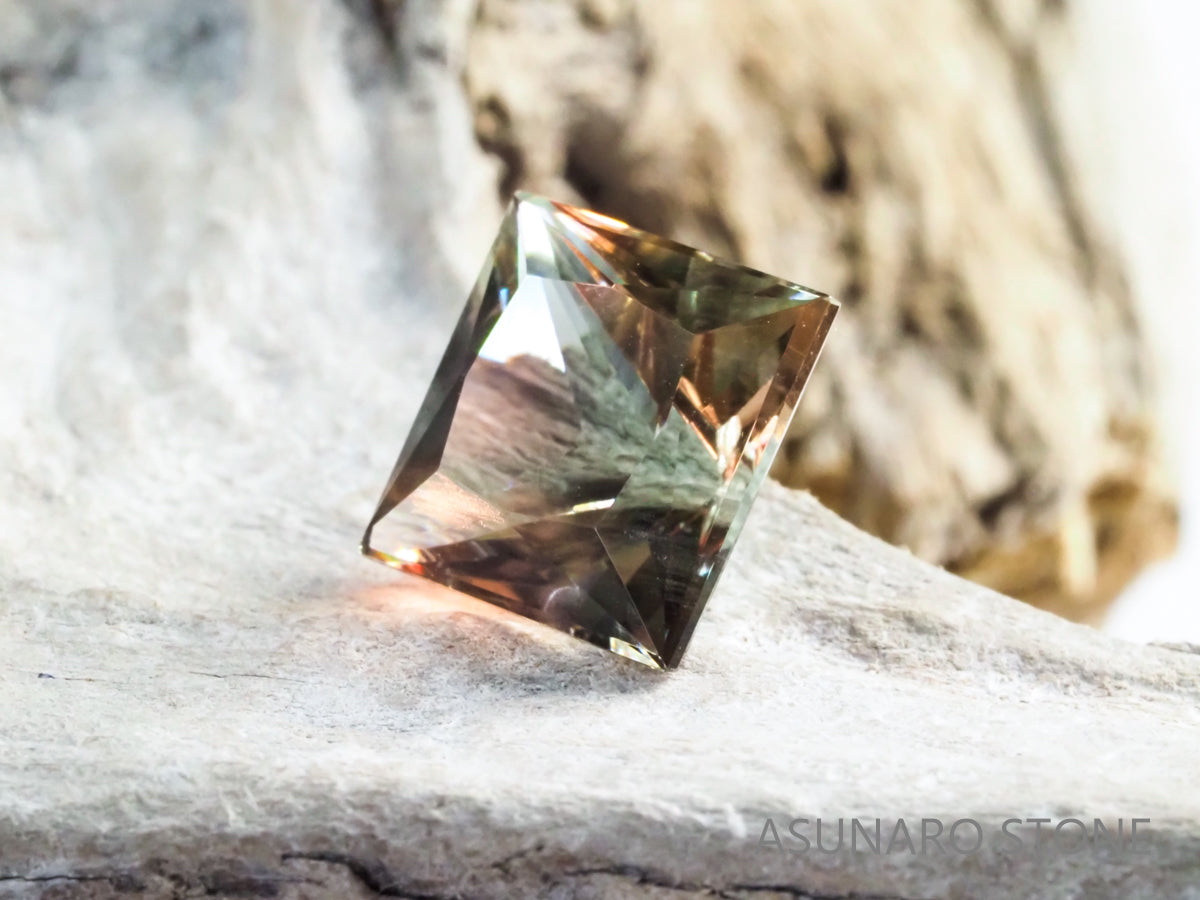 バイカラーオレゴンサンストーン  プリンセスカット アメリカ産 2.90ct【os21040282】