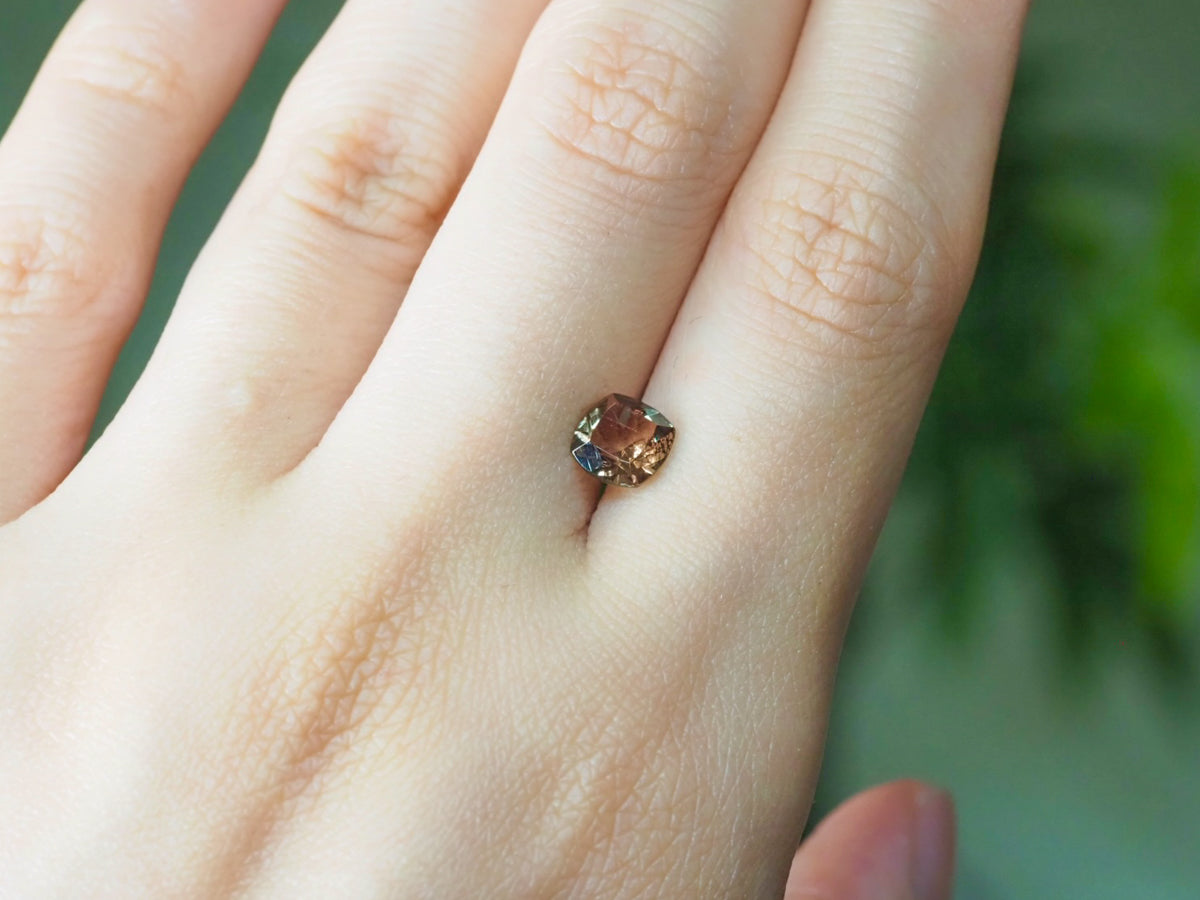 バイカラーオレゴンサンストーン クッションカット アメリカ産 0.83ct【os210605-0288】