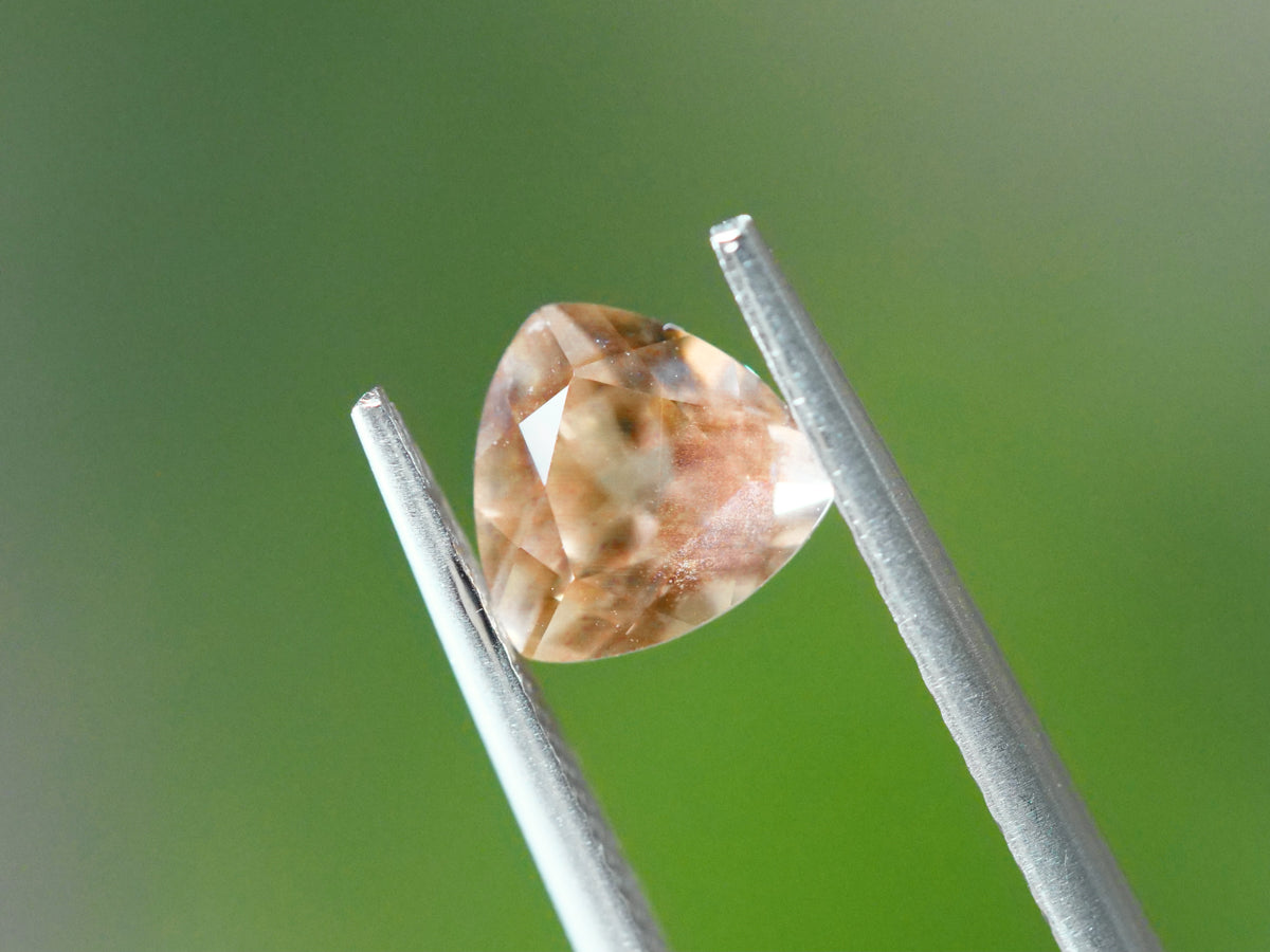 オレゴンサンストーン トリリアントカット アメリカ産 0.99ct【os210608-365】