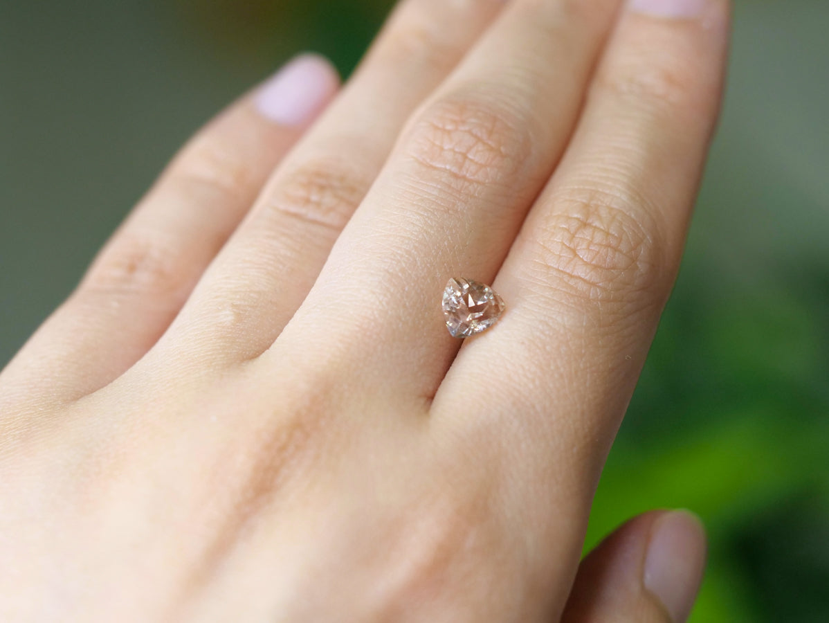 オレゴンサンストーン トリリアントカット アメリカ産 0.99ct【os210608-365】