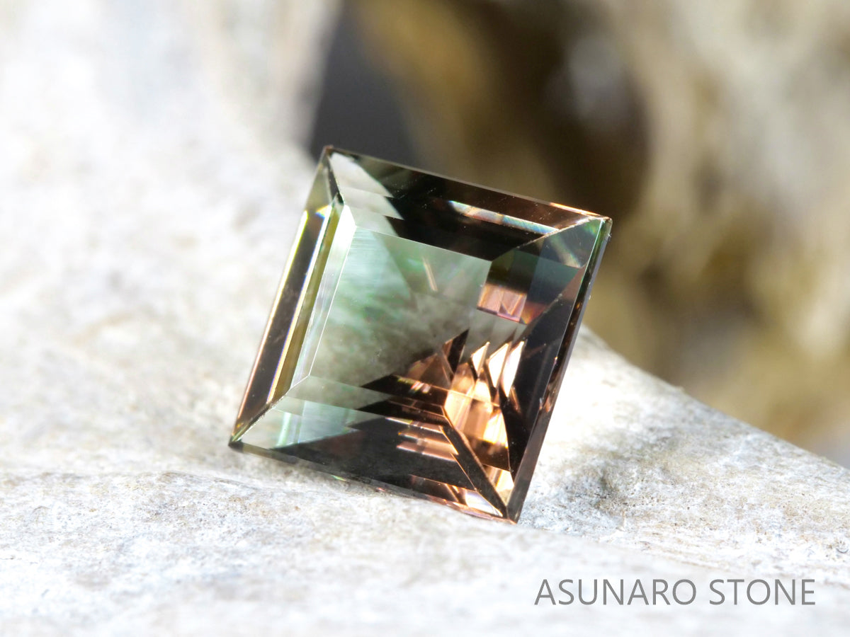 バイカラーオレゴンサンストーン スクエアカット アメリカ産 1.06ct【os210618-321】