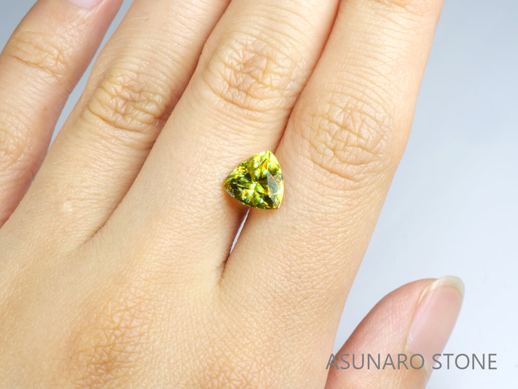 スフェーン トリリアントカット マダガスカル産 2.47ct【sp210617-304】