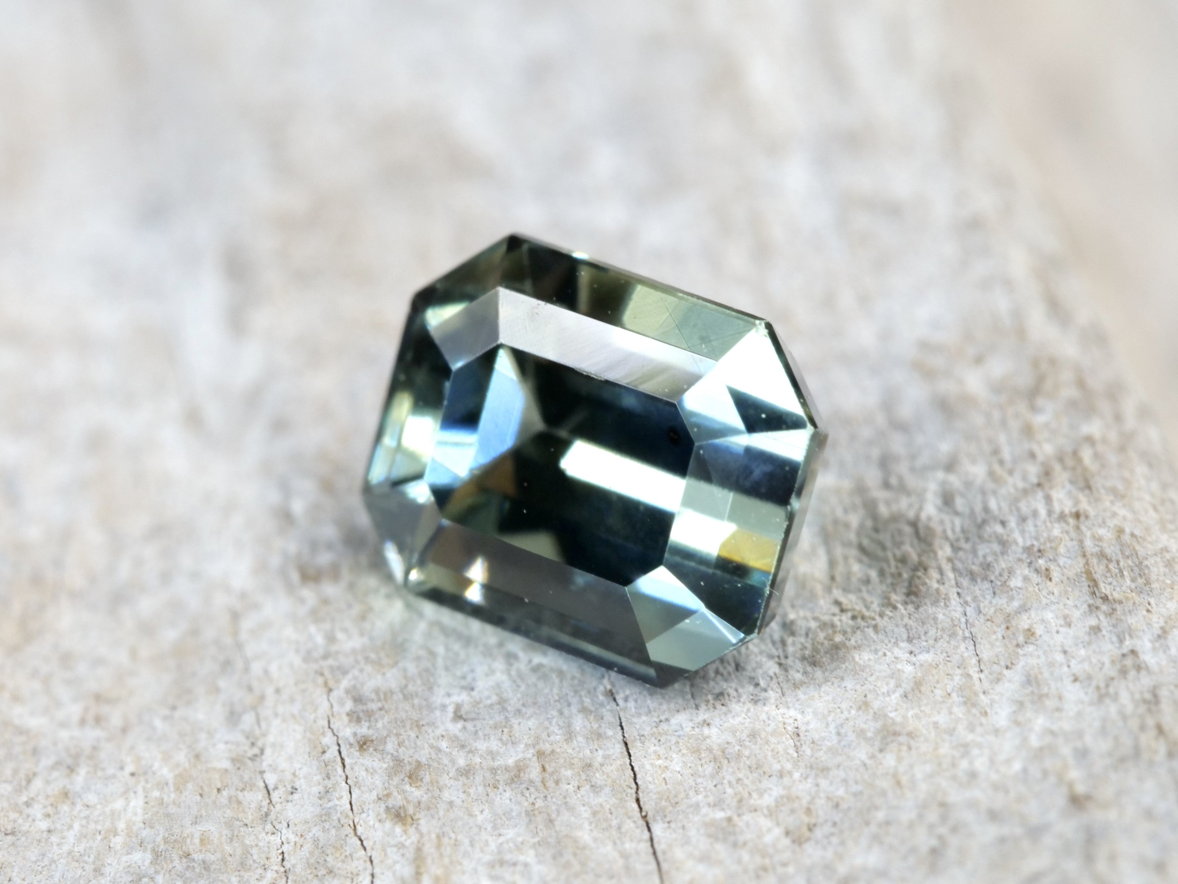 バイカラーサファイア エメラルドカット スリランカ産0.60ct【bs210703-429】