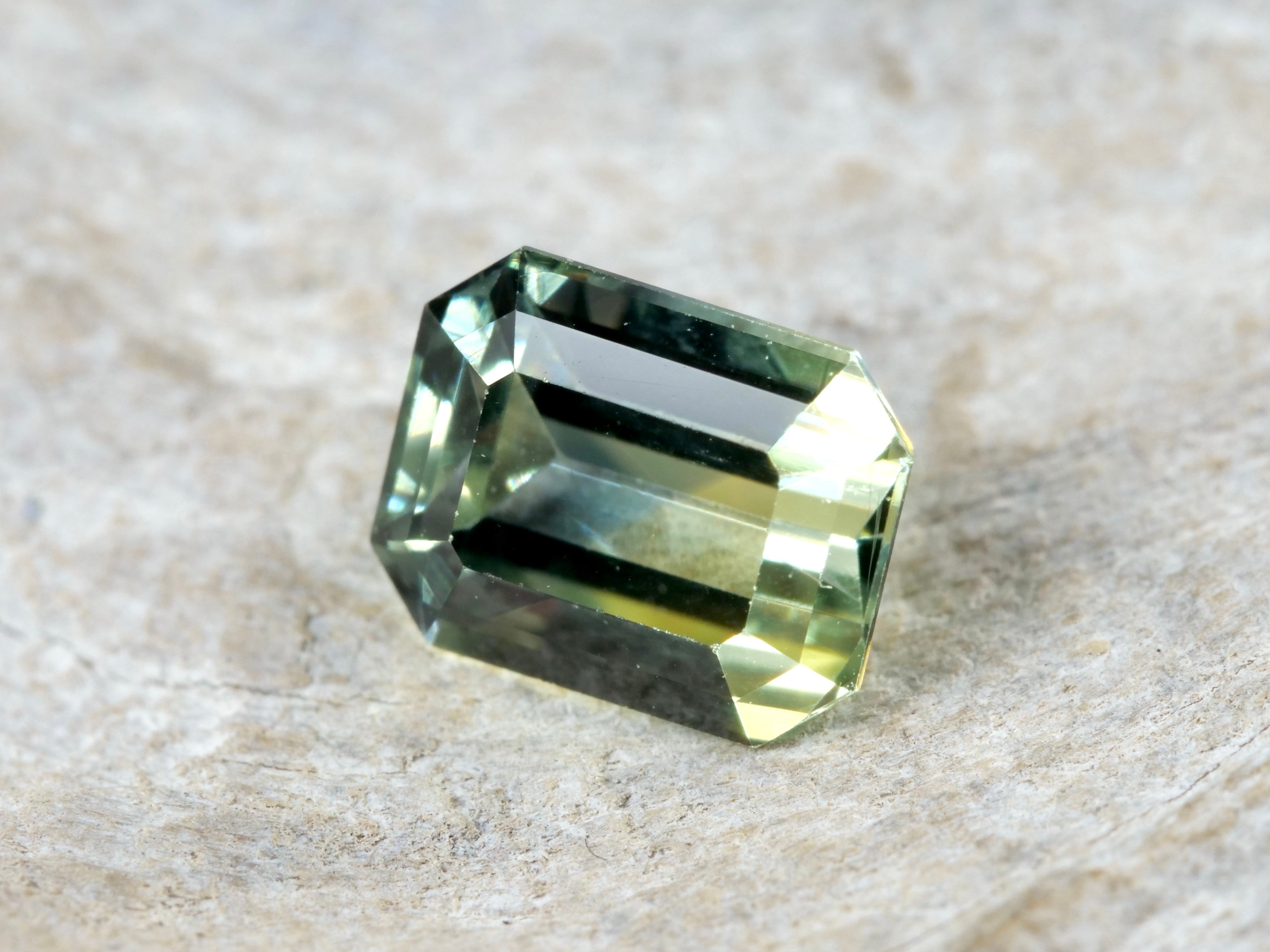 バイカラーサファイア エメラルドカット スリランカ産0.57ct【bs210703-430】