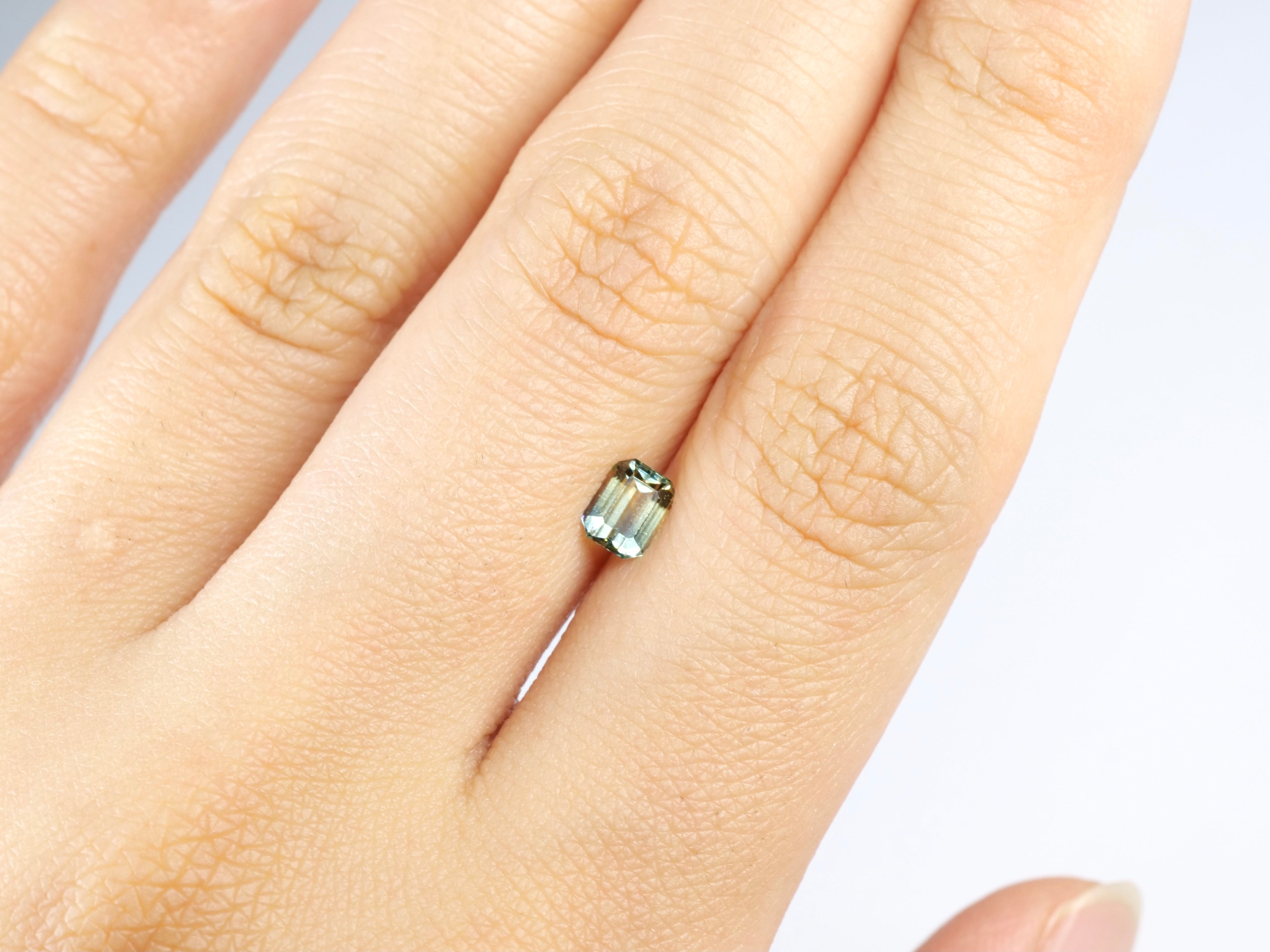 バイカラーサファイア エメラルドカット スリランカ産0.57ct【bs210703-430】