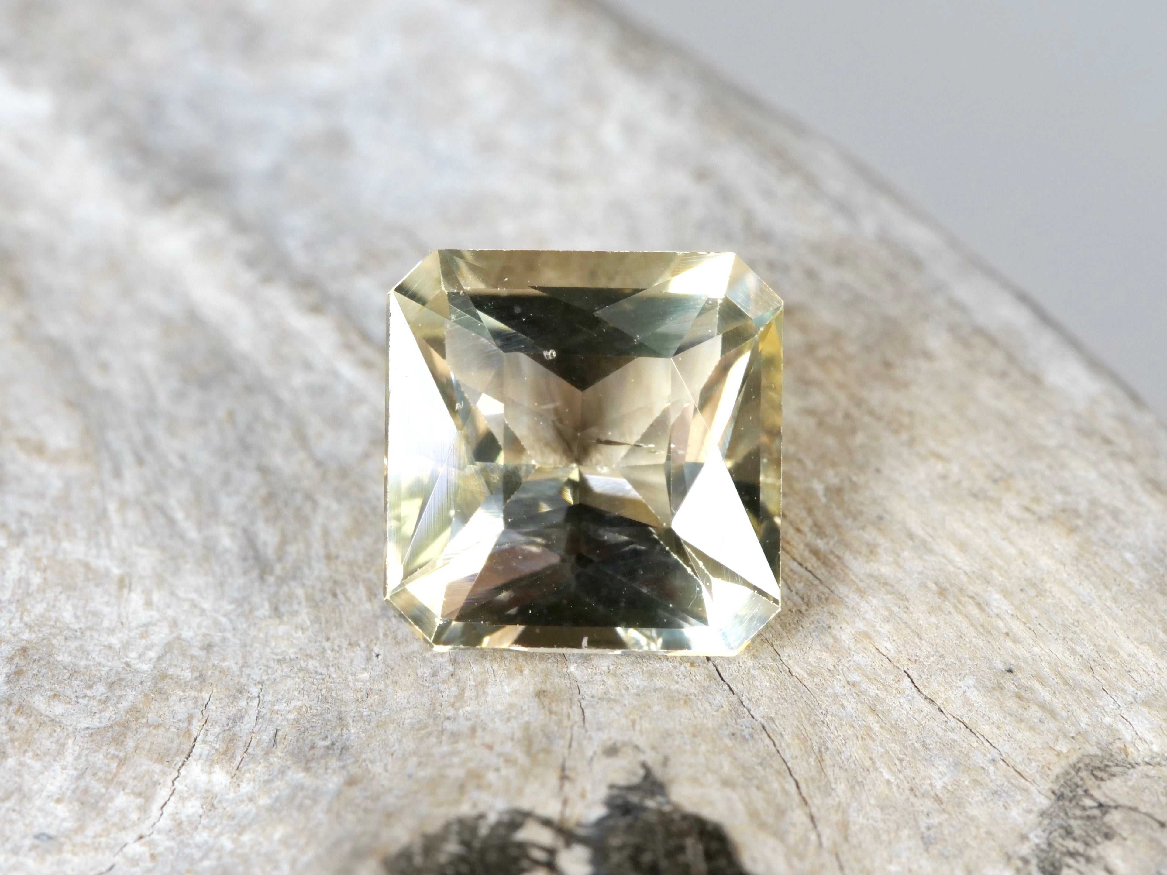 シャンパントルマリン オクタゴナルカット ルワンダ産　1.44ct【tm210712-375】