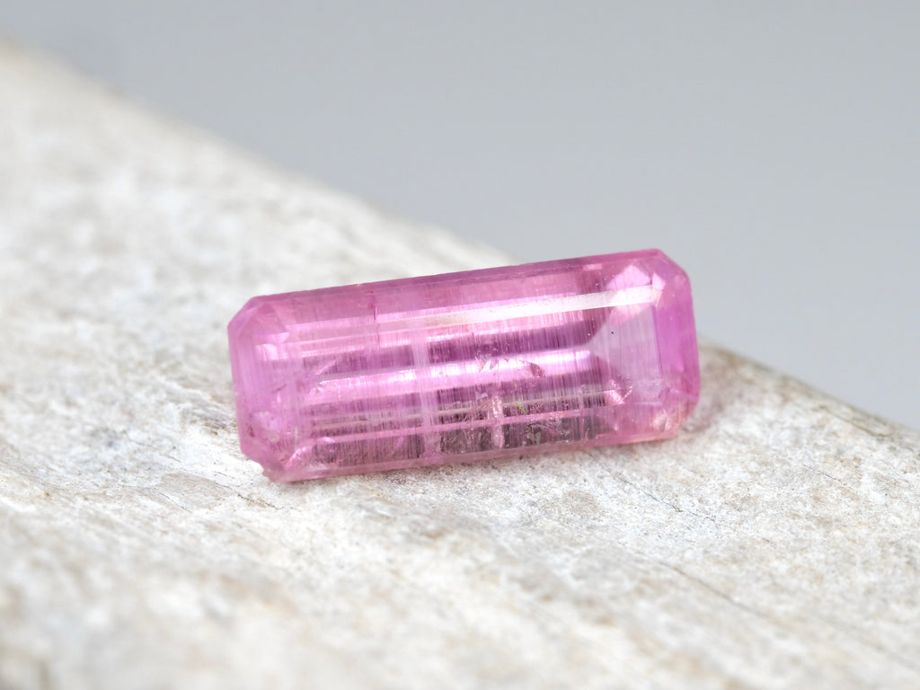 ペツォッタイト エメラルドカット マダガスカル産0.726ct　日独ソーティング付【pe210728-433】