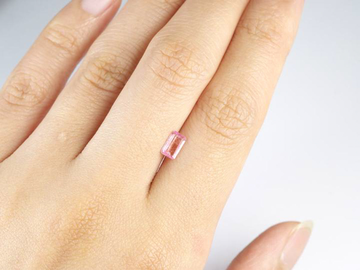 ペツォッタイト エメラルドカット マダガスカル産0.478ct　日独ソーティング付【pe210728-434】