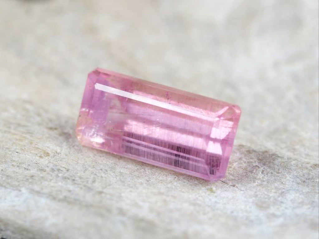 ペツォッタイト エメラルドカット マダガスカル産0.688ct　日独ソーティング付【pe210728-435】