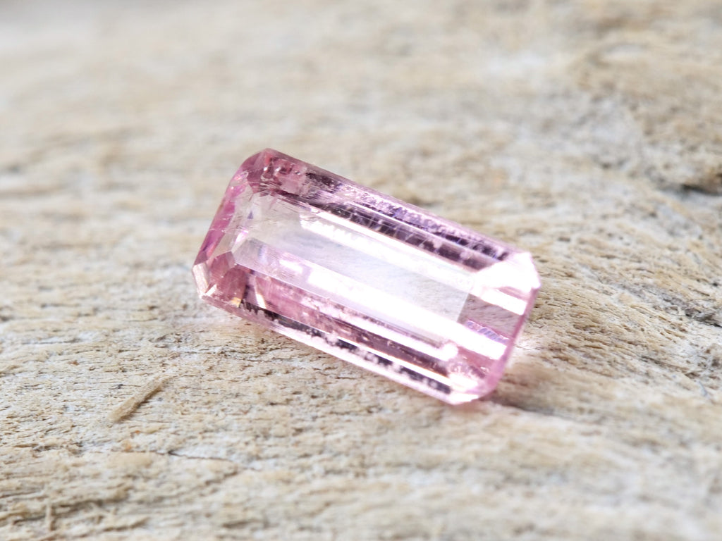 ペツォッタイト エメラルドカット マダガスカル産0.179ct　日独ソーティング付【pe210728-438】