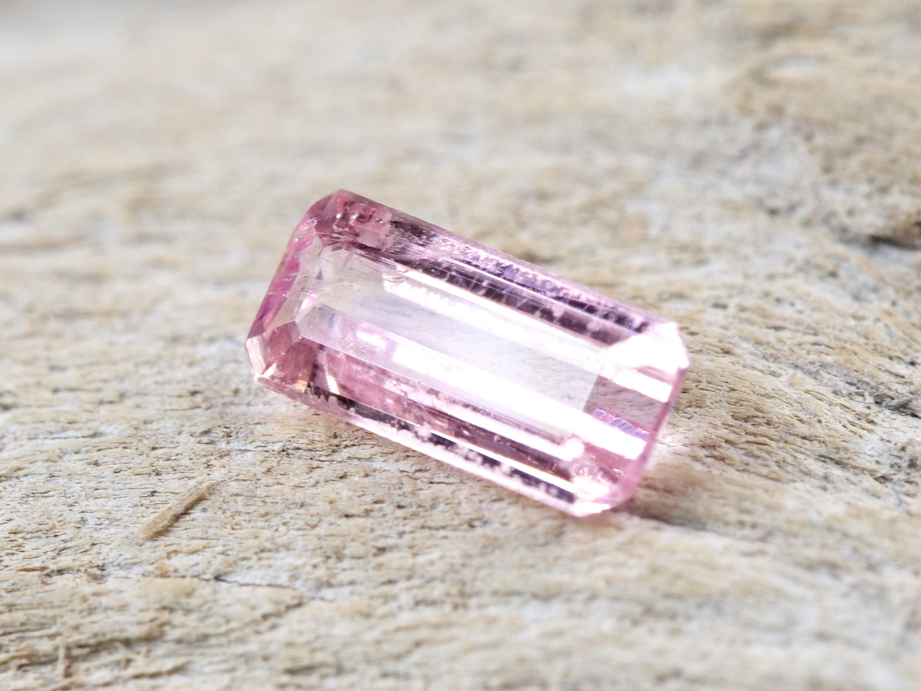 ペツォッタイト エメラルドカット マダガスカル産0.179ct　日独ソーティング付【pe210728-438】