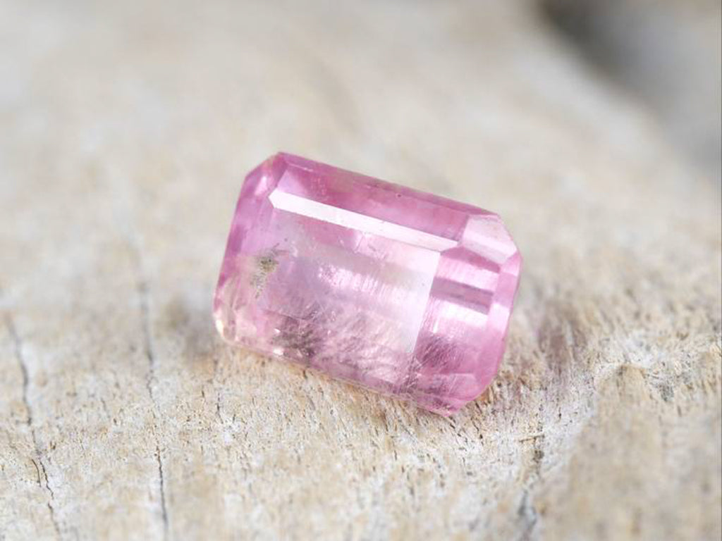 ペツォッタイト エメラルドカット マダガスカル産0.287ct　日独ソーティング付【pe210728-440】