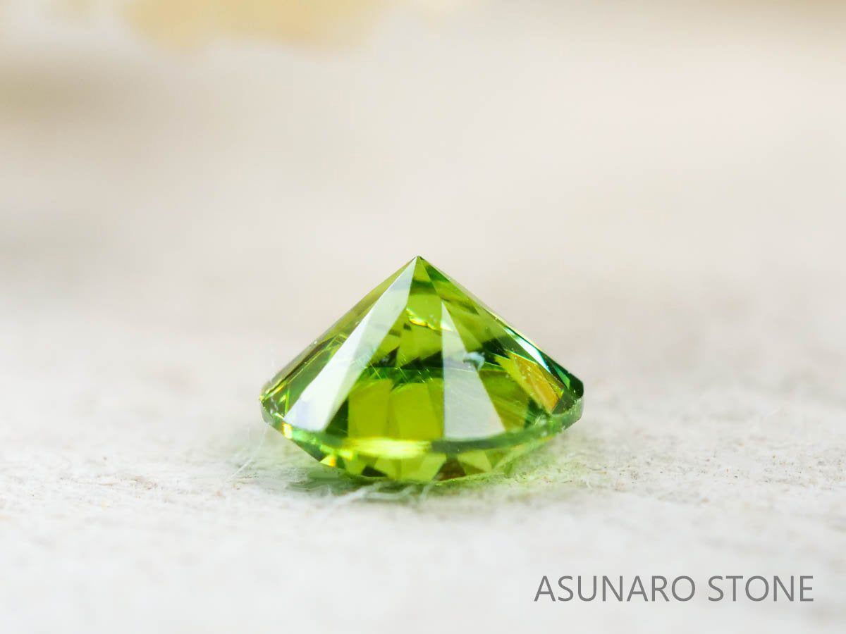 デマントイドガーネット ロシア産 ラウンドカット 0.12ct【211208-528】