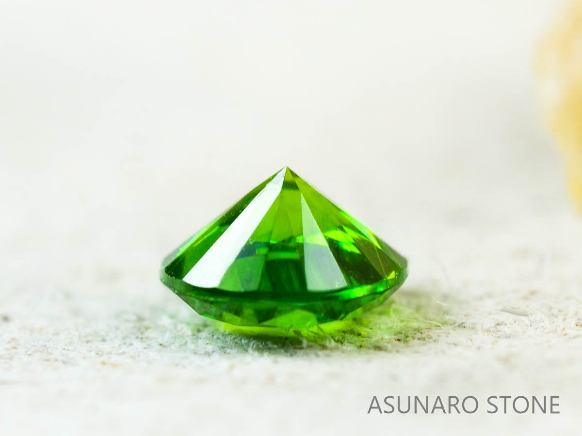 デマントイドガーネット ロシア産 ラウンドカット 0.13ct き【211208-529】