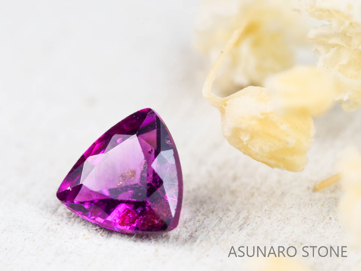 グレープガーネット ブラジル産 トリリアントカット 0.50ct　【211208-517】