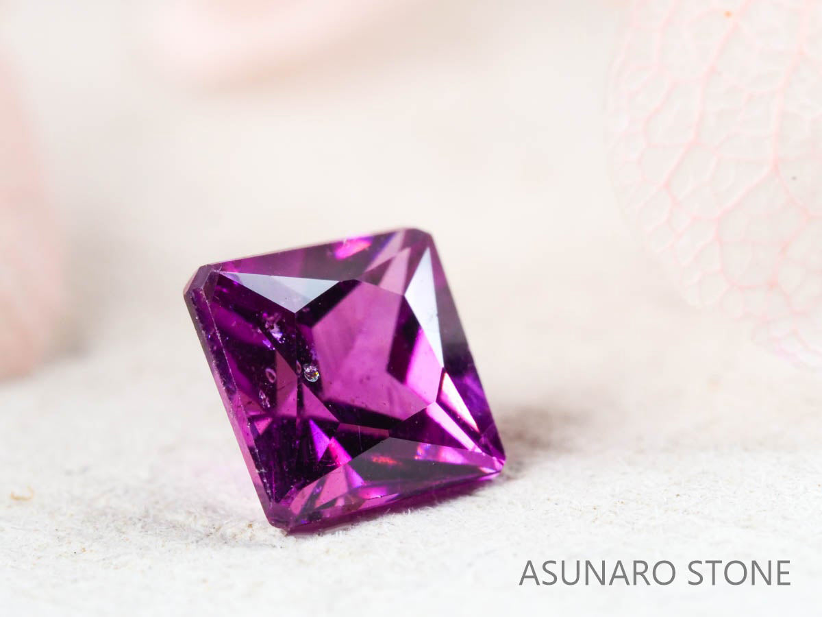 グレープガーネット ブラジル産 　クッションカット 0.82ct【211215-497】