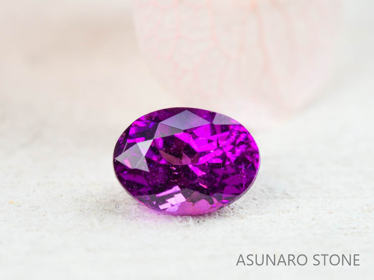 グレープガーネット ブラジル産  オーバルカット　 0.56ct【211215-499】