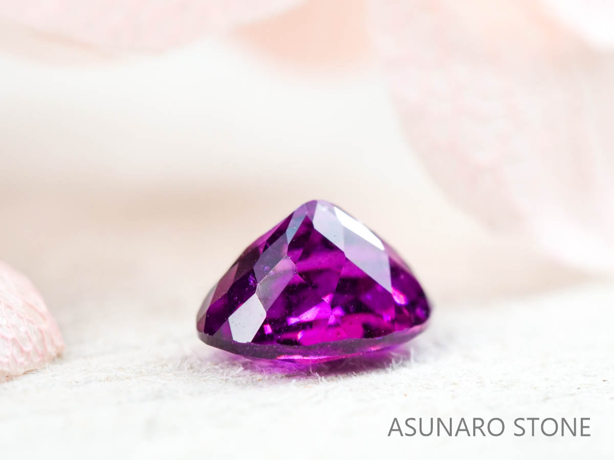 グレープガーネット ブラジル産  オーバルカット　 0.56ct【211215-499】