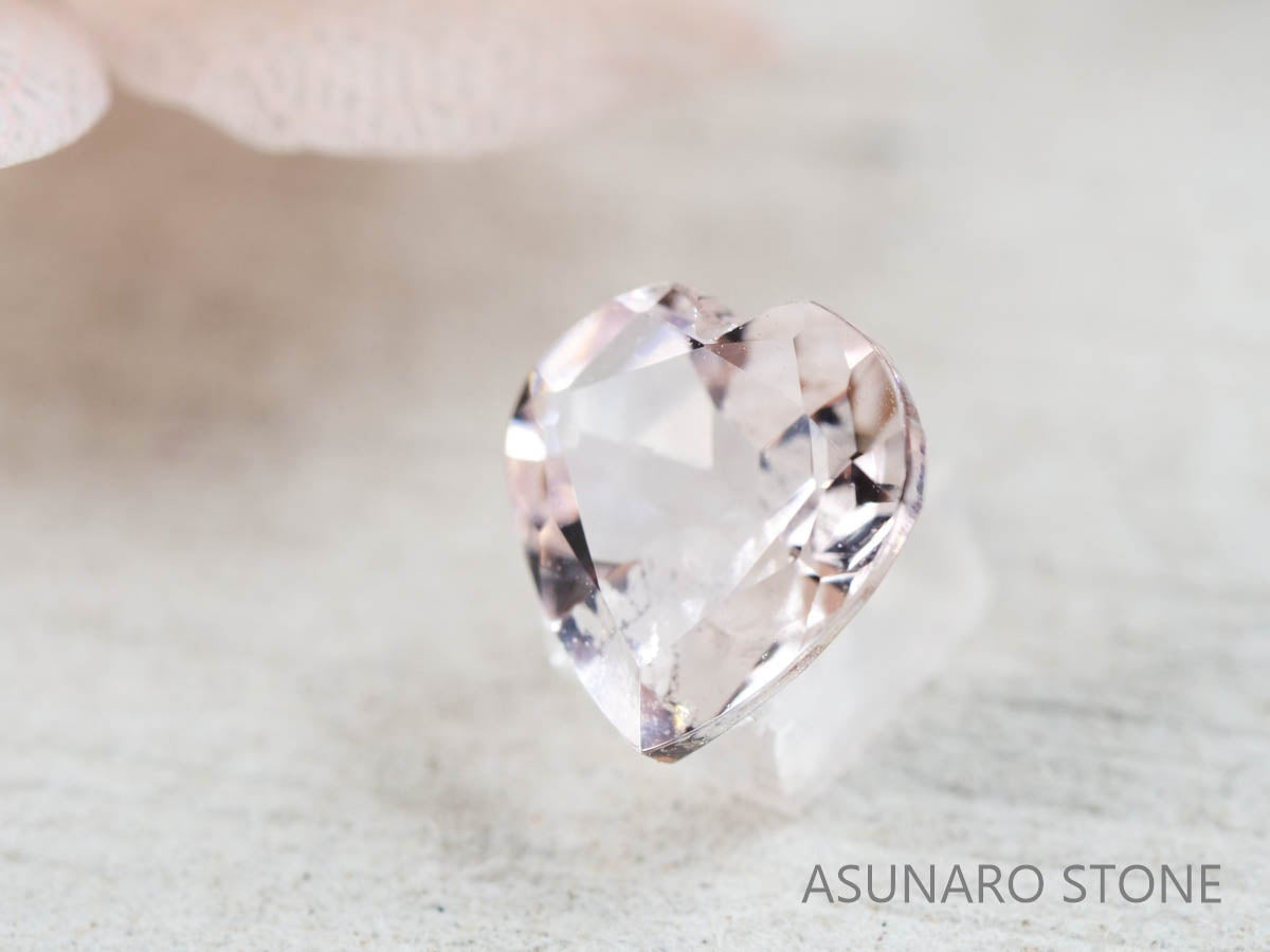 モルガナイト ハートカット　ブラジル産　0.68ct　【211213-201】