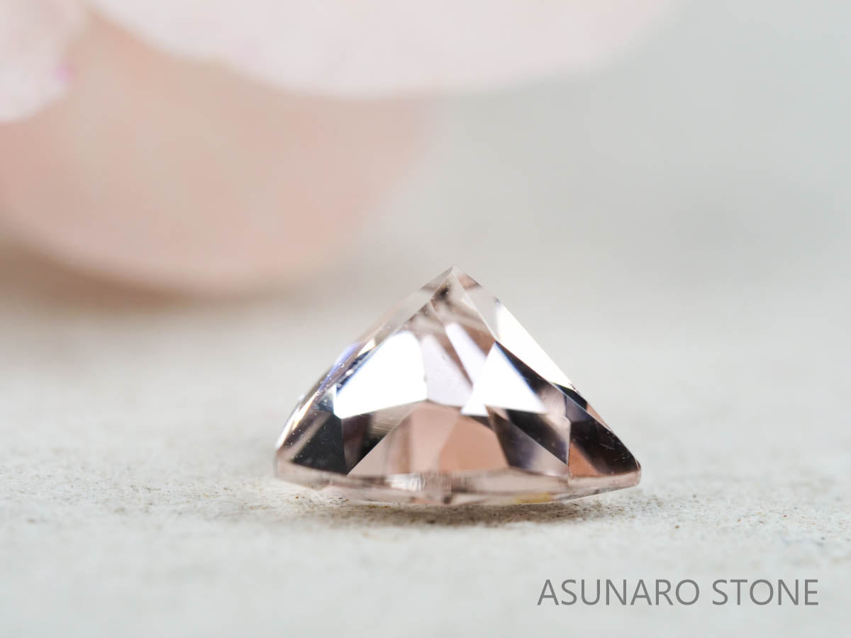 モルガナイト トリリアントトカット　ブラジル産　0.63ct　【211213-203】