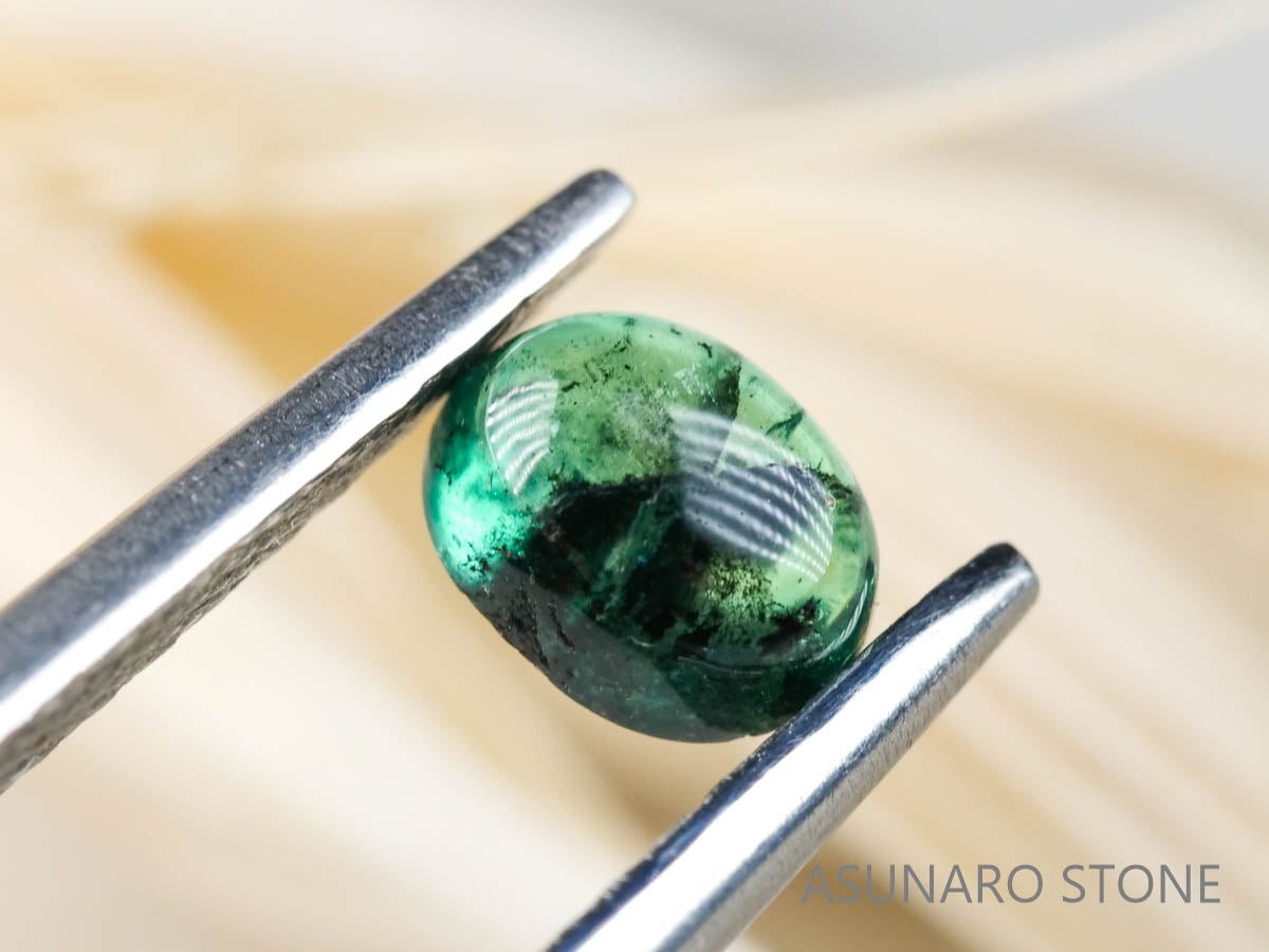 トラピッチェエメラルド　オーバルカボション　コロンビア産　　0.40ct【220104-270】