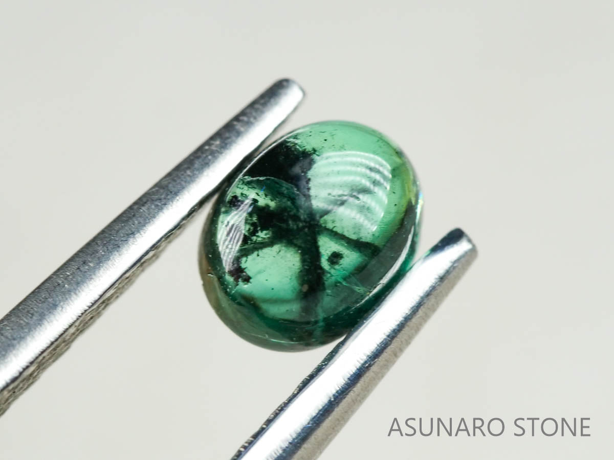 トラピッチェエメラルド　オーバルカボション　コロンビア産　　0.40ct【220104-270】