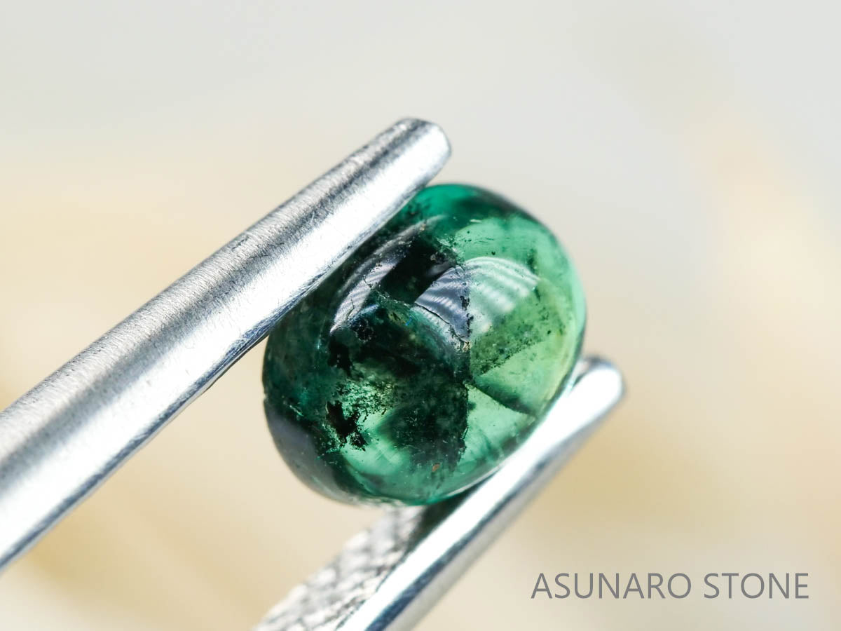 トラピッチェエメラルド　オーバルカボション　コロンビア産　　0.40ct【220104-270】