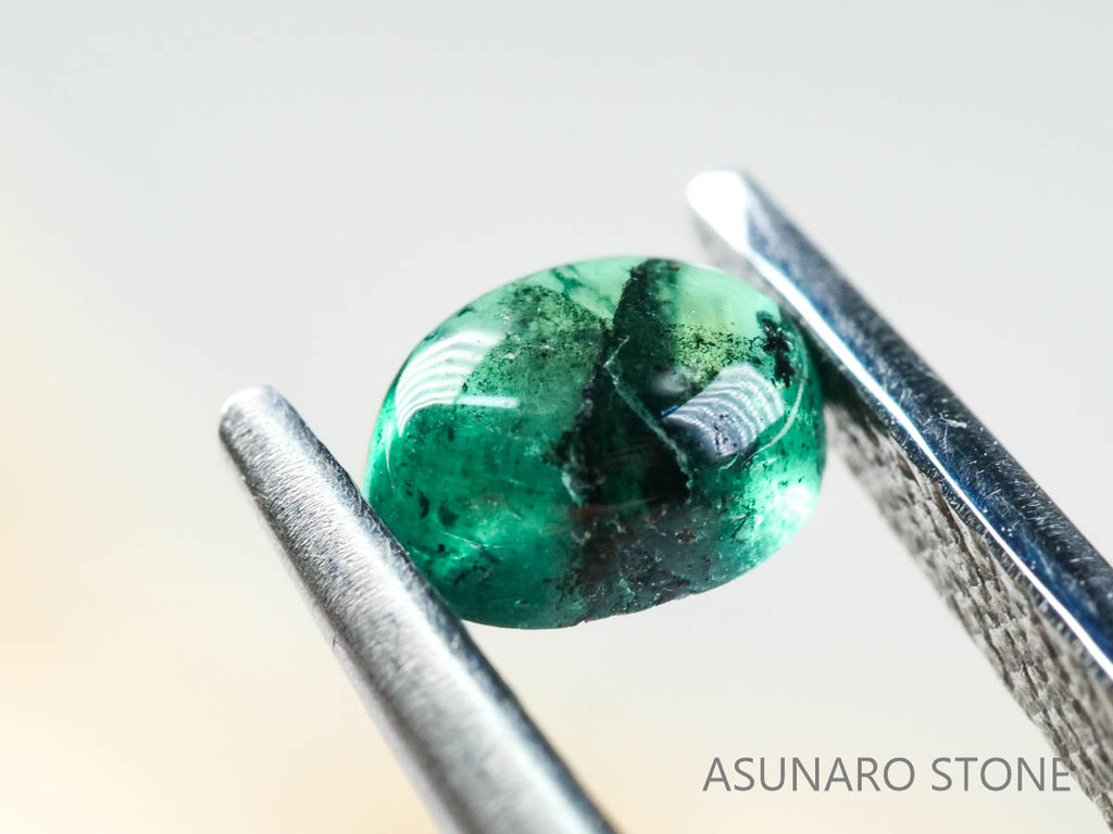 トラピッチェエメラルド　オーバルカボション　コロンビア産　　0.40ct【220104-270】