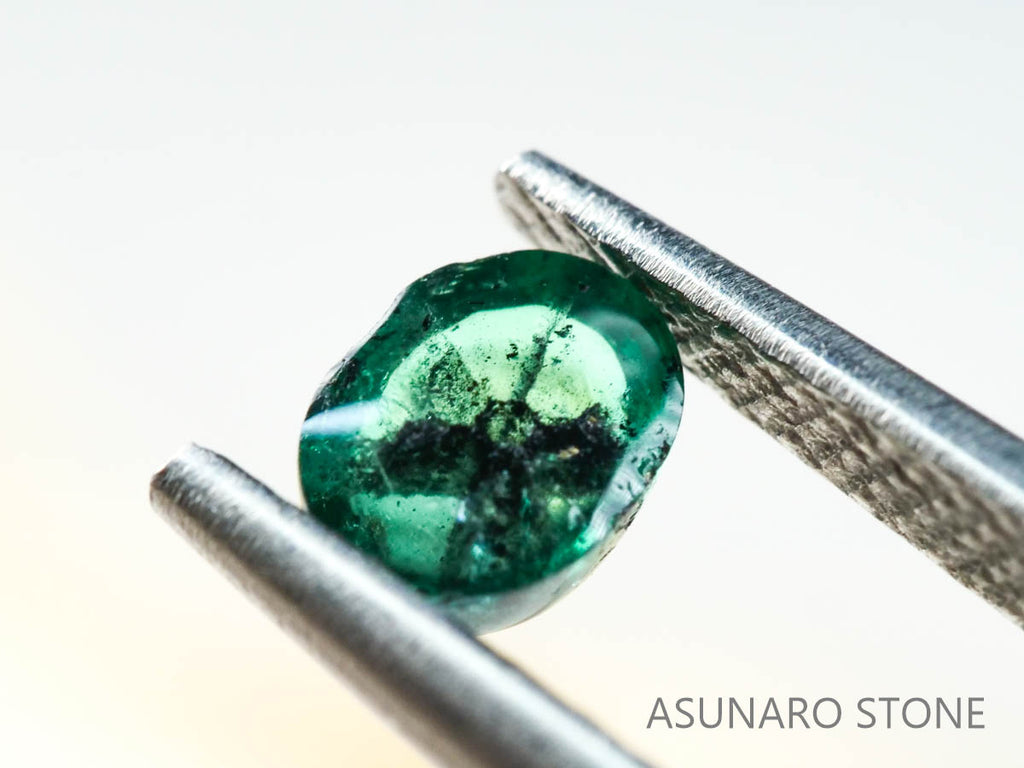 トラピッチェエメラルド　オーバルカボション　コロンビア産　　0.40ct【220104-270】